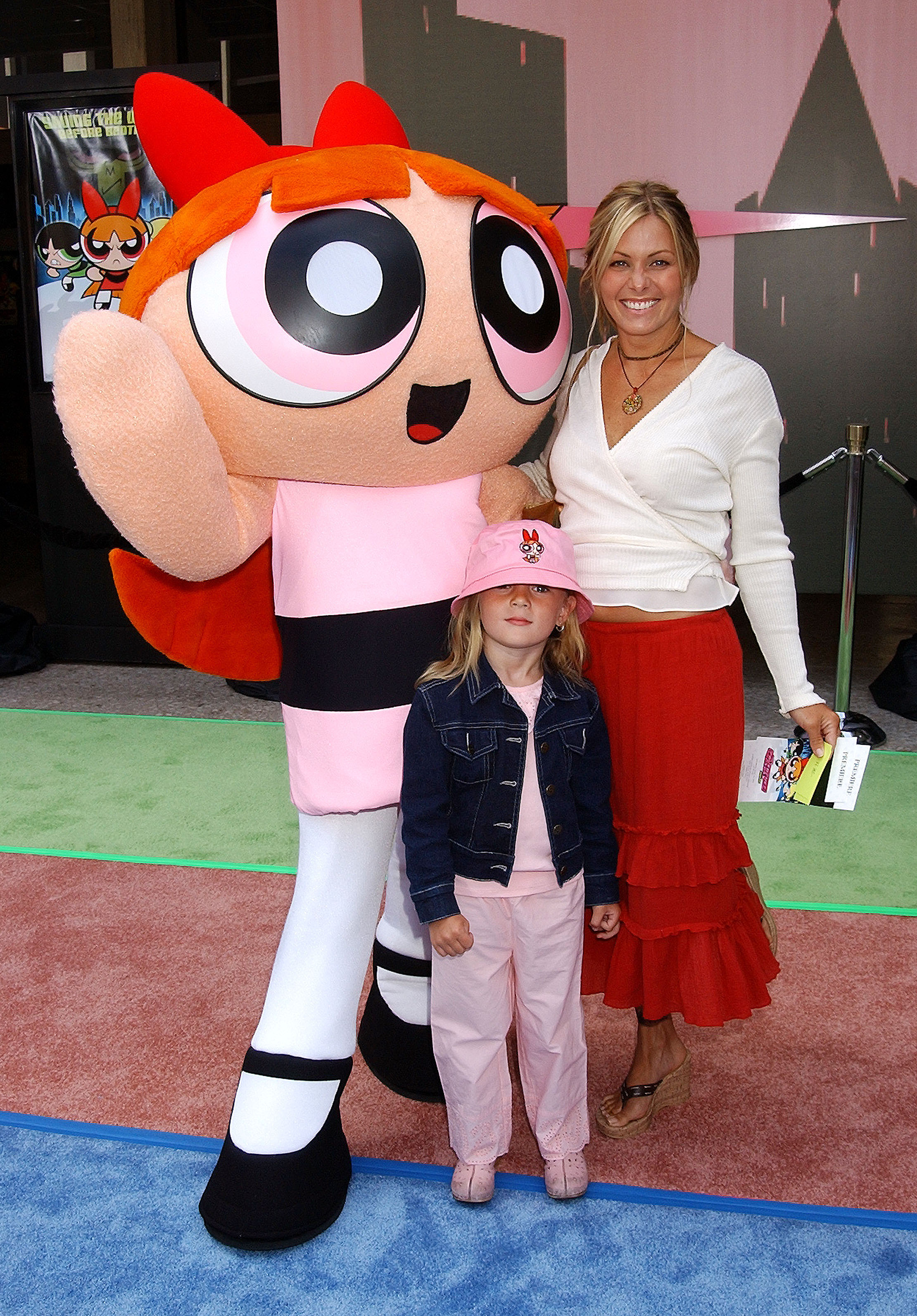 Nicole Eggert and her daughter, Dilyn, at the "The Powerpuff Girls Movie" Premiere in 2002 | Source: Getty Images