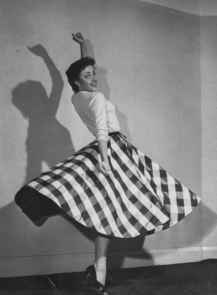 Portrait de l'actrice Pascale Roberts dansant alors qu'il regarde les fans de jupe autour d'elle, vers 1965. | Photo : Getty Images Portrait de l'actrice Pascale Roberts dansant alors qu'il regarde les fans de jupe autour d'elle, vers 1965. | Photo : Getty Images