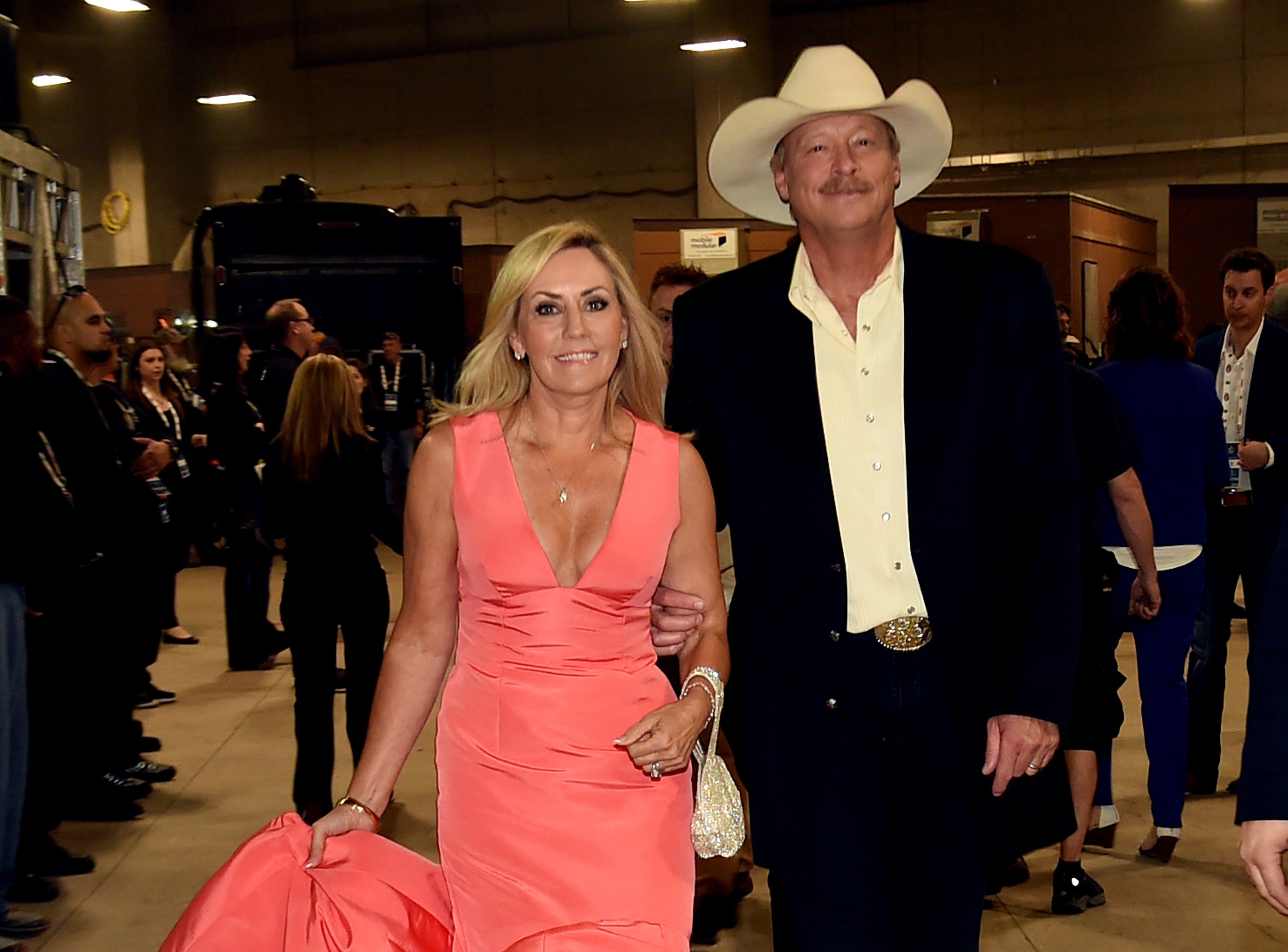 Ο Άλαν Τζάκσον και η σύζυγός του Ντενίζ παρευρίσκονται στην 50η τελετή απονομής των βραβείων Academy Of Country Music στο AT&T Stadium στις 19 Απριλίου 2015 στο Άρλινγκτον του Τέξας.  |  Πηγή: Getty Images