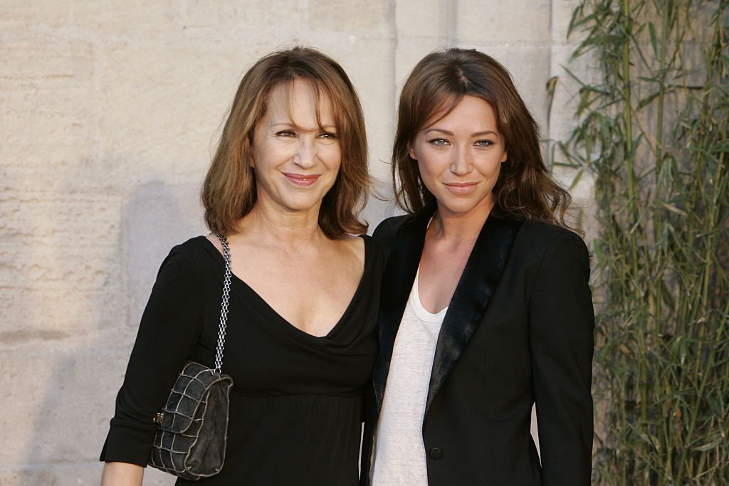 L'actrice Nathalie Baye et sa fille Laura Smet assistent à la première de "Marie-Octobre" lors du 10ème Festival de la Fiction TV à La Rochelle. | Photo : Getty Images