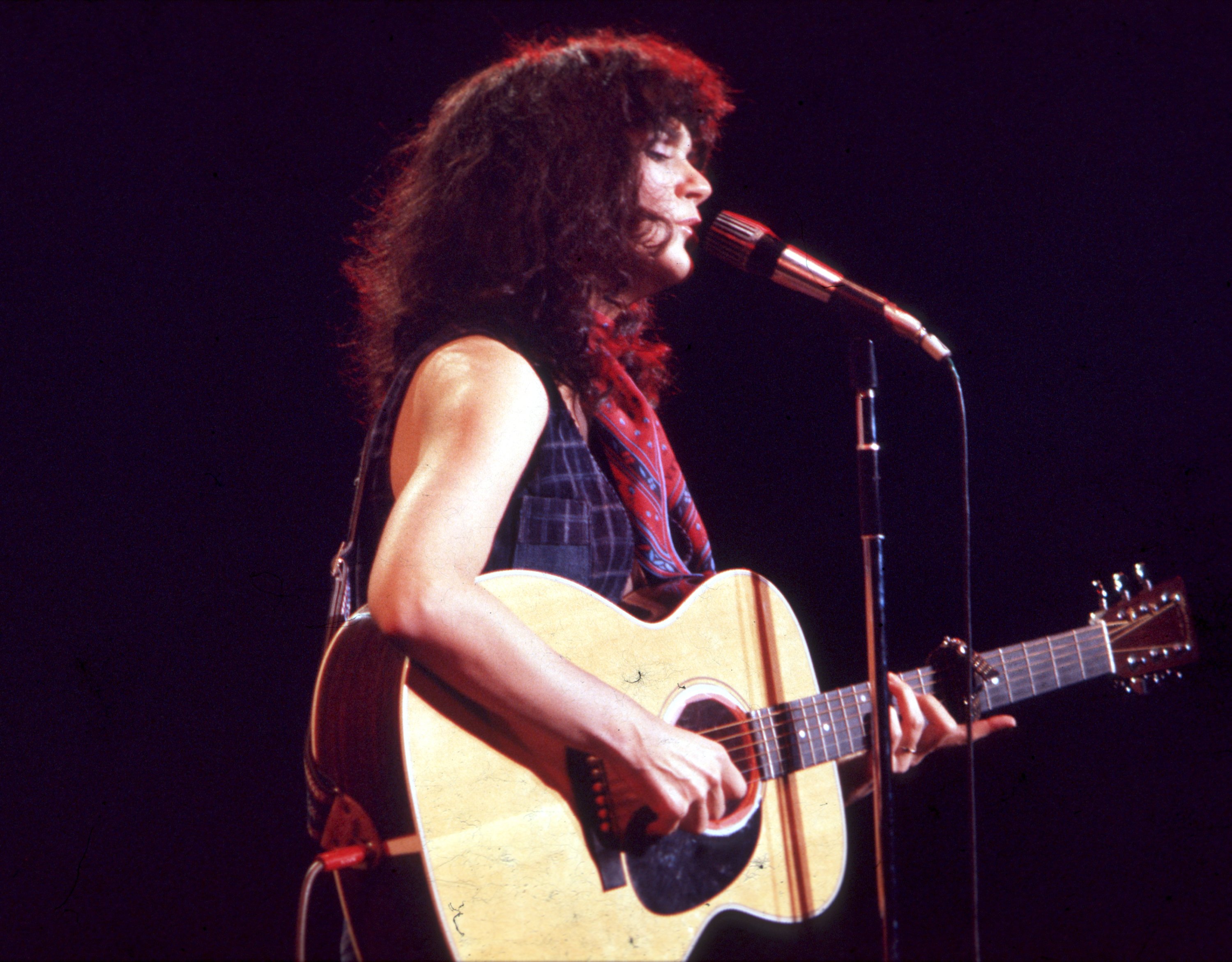 Linda Ronstadt performing onstage circa 1970 | Source: Getty Images