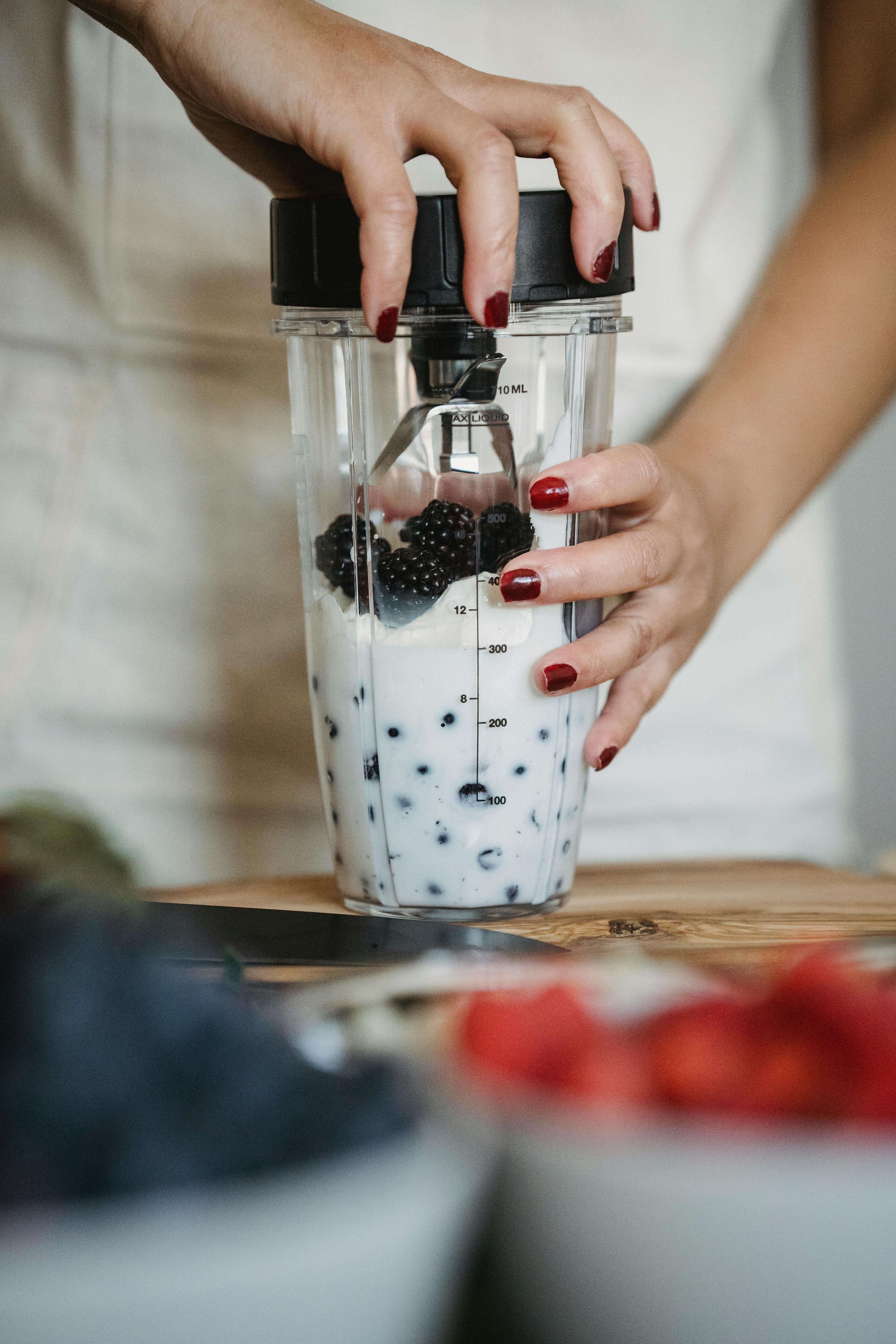 A person using a blender | Source: Pexels