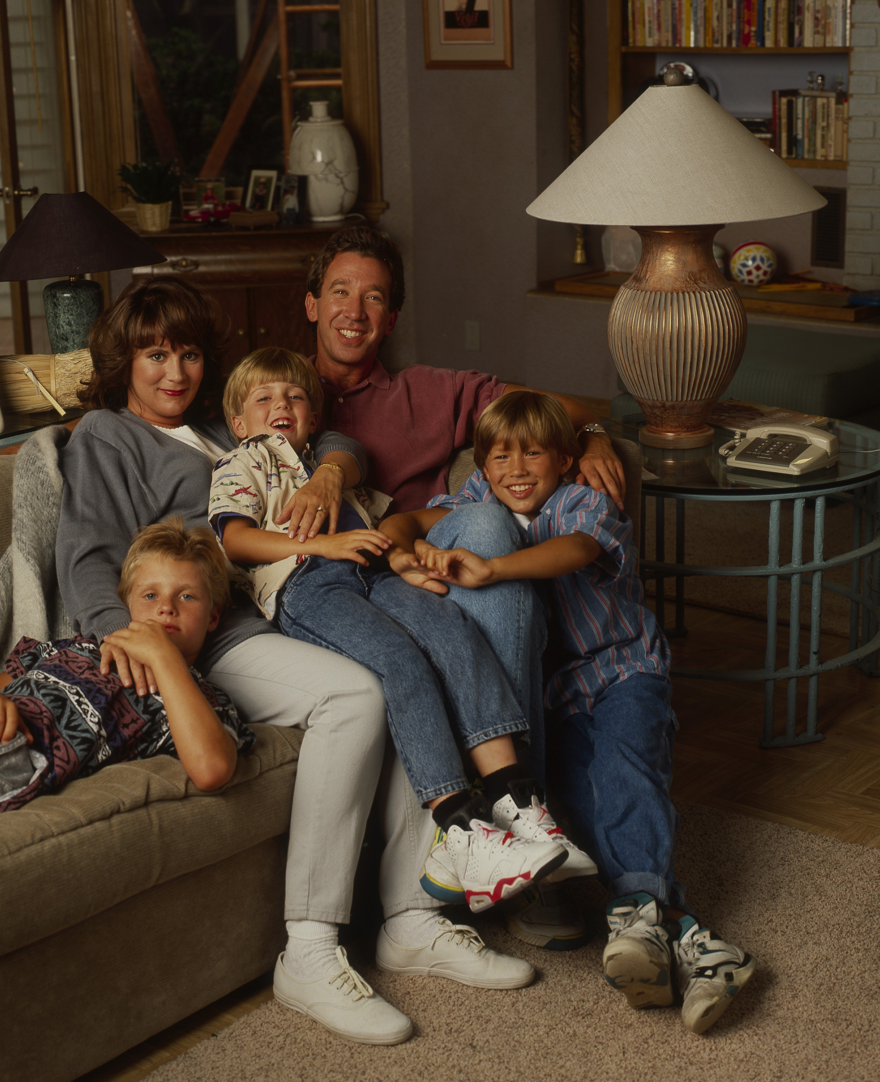 The "Home Improvement" child star and his cast mates posing for a photo on set on July 19, 1991. | Source: Getty Images