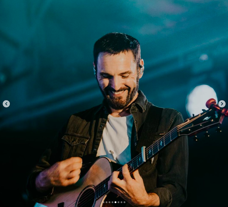 Johnny McDaid performing onstage posted on July 25, 2022 | Source: Instagram/courteneycoxofficial