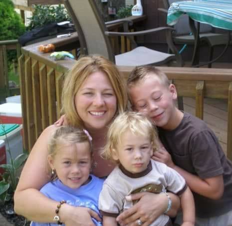 Rhonda Dorgan embraces her three young children in an earlier family photograph | Source: Facebook/rhonda.dorgan