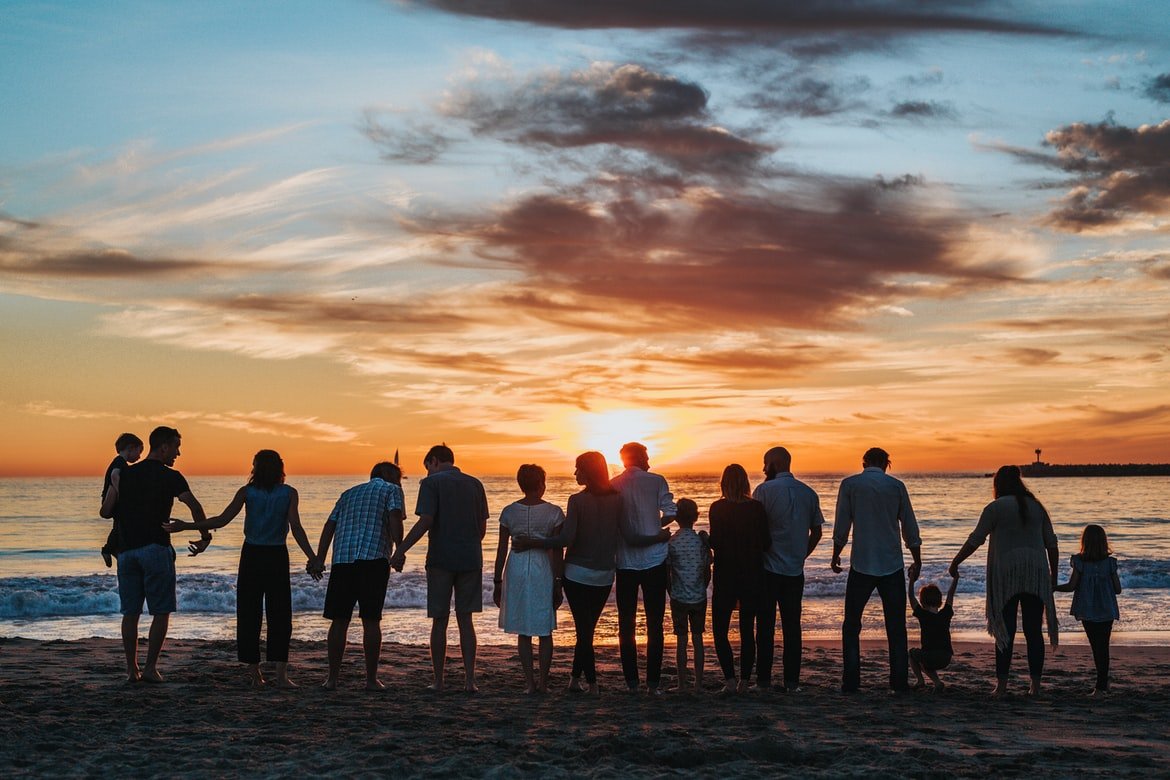 Una familia se reune en la playa a ver el atardecer. | Foto: Unsplash