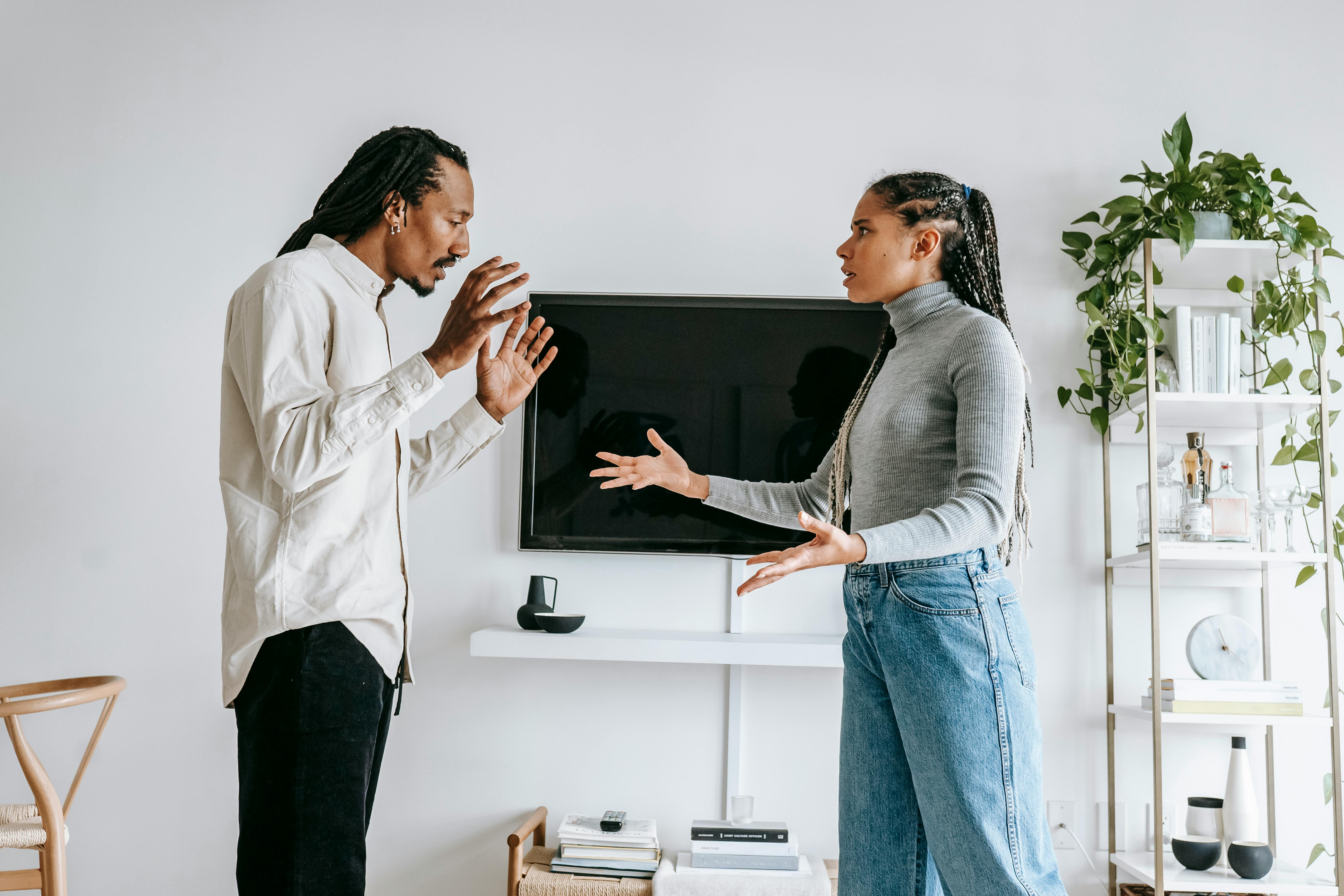 A couple having a difficult and tense conversation | Source: Pexels