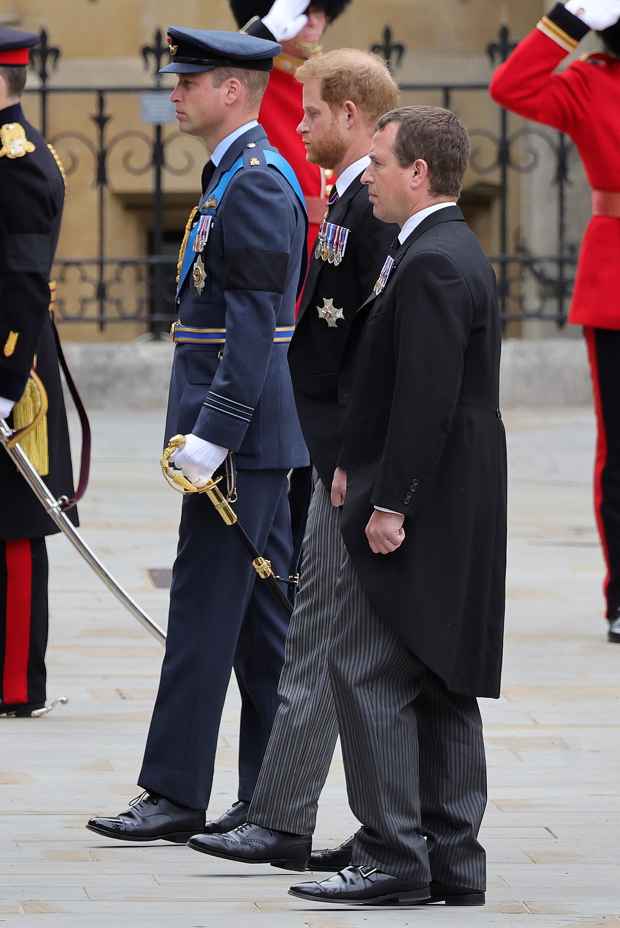 Prinz William, Prinz von Wales, Prinz Harry, Herzog von Sussex und Peter Phillips treffen am 19. September 2022 in London, England, zur Staatsbestattung von Königin Elizabeth II. in der Westminster Abbey ein | Quelle: Getty Images