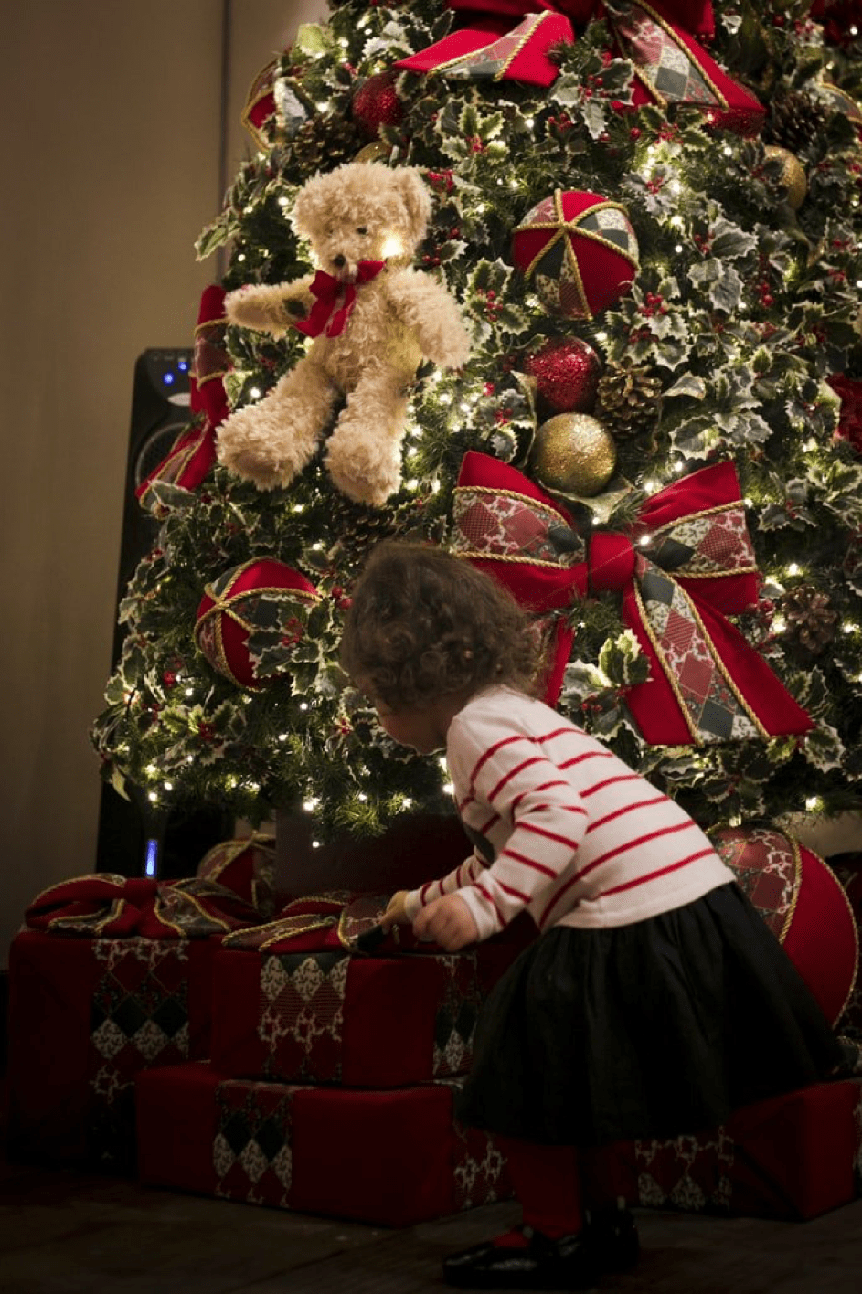 Emma bekam den Teddy zu Weihnachten, als sie 2 wurde. | Quelle: Unsplash