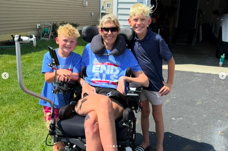 Sara Bennett, Lincoln and Will smiling for the camera. | Source: Instagram/theanandapivot