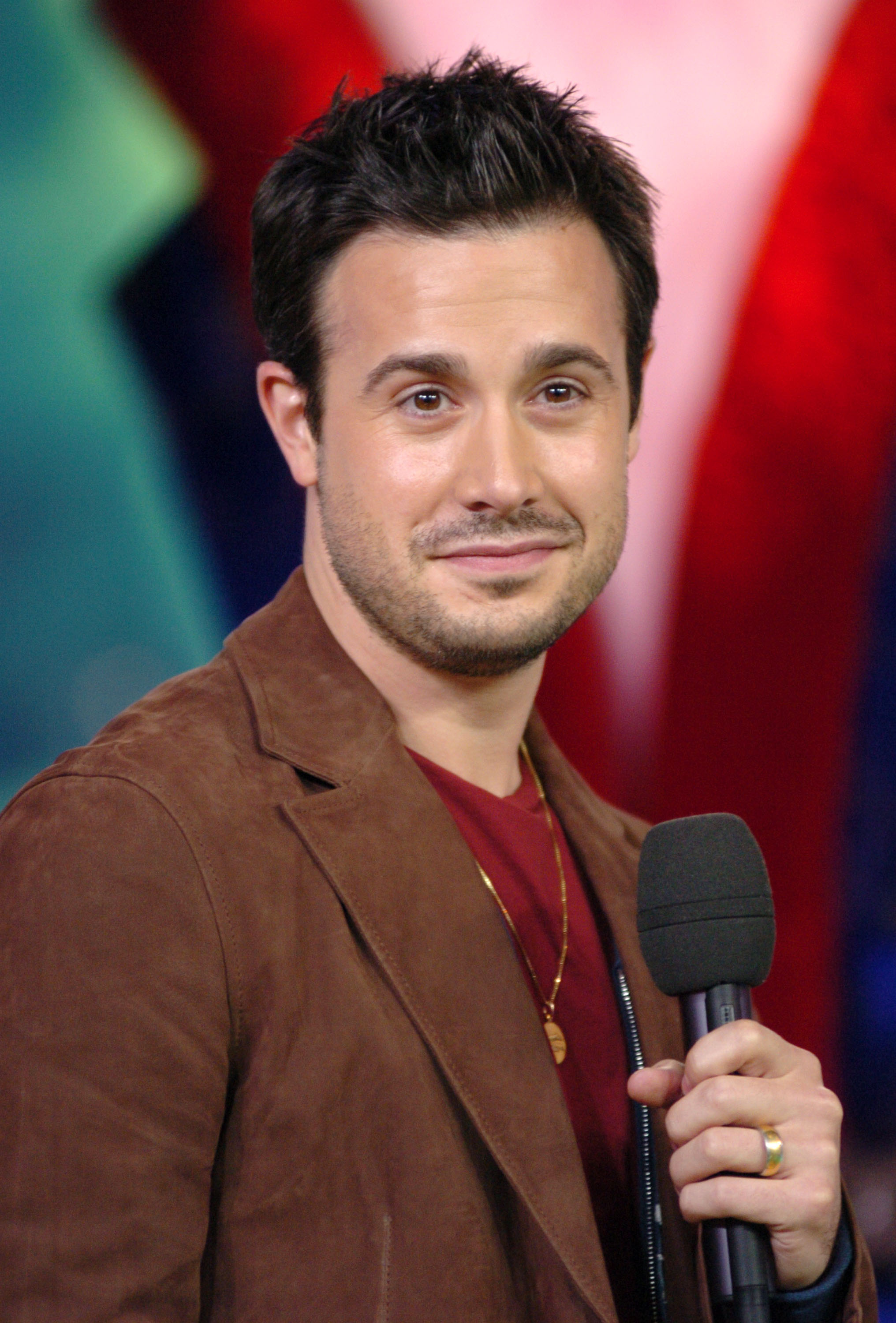 Freddie Prinze Jr. during Freddie Prinze Jr. and Dem Franchize Boyz Visit MTV's "TRL" on February 6, 2006, in New York City. | Source: Getty Images