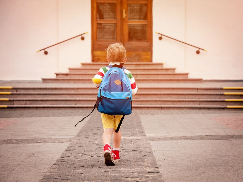 Junge mit Schulranzen | Quelle: Shutterstock