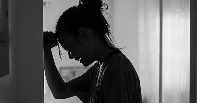 Une femme qui pleur dans le noir.| Photo : Getty Images