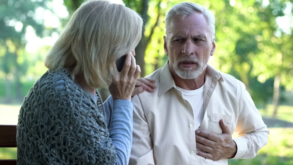 Homme souffrant d'inconfort cardiaque. || Photo : Shutterstock