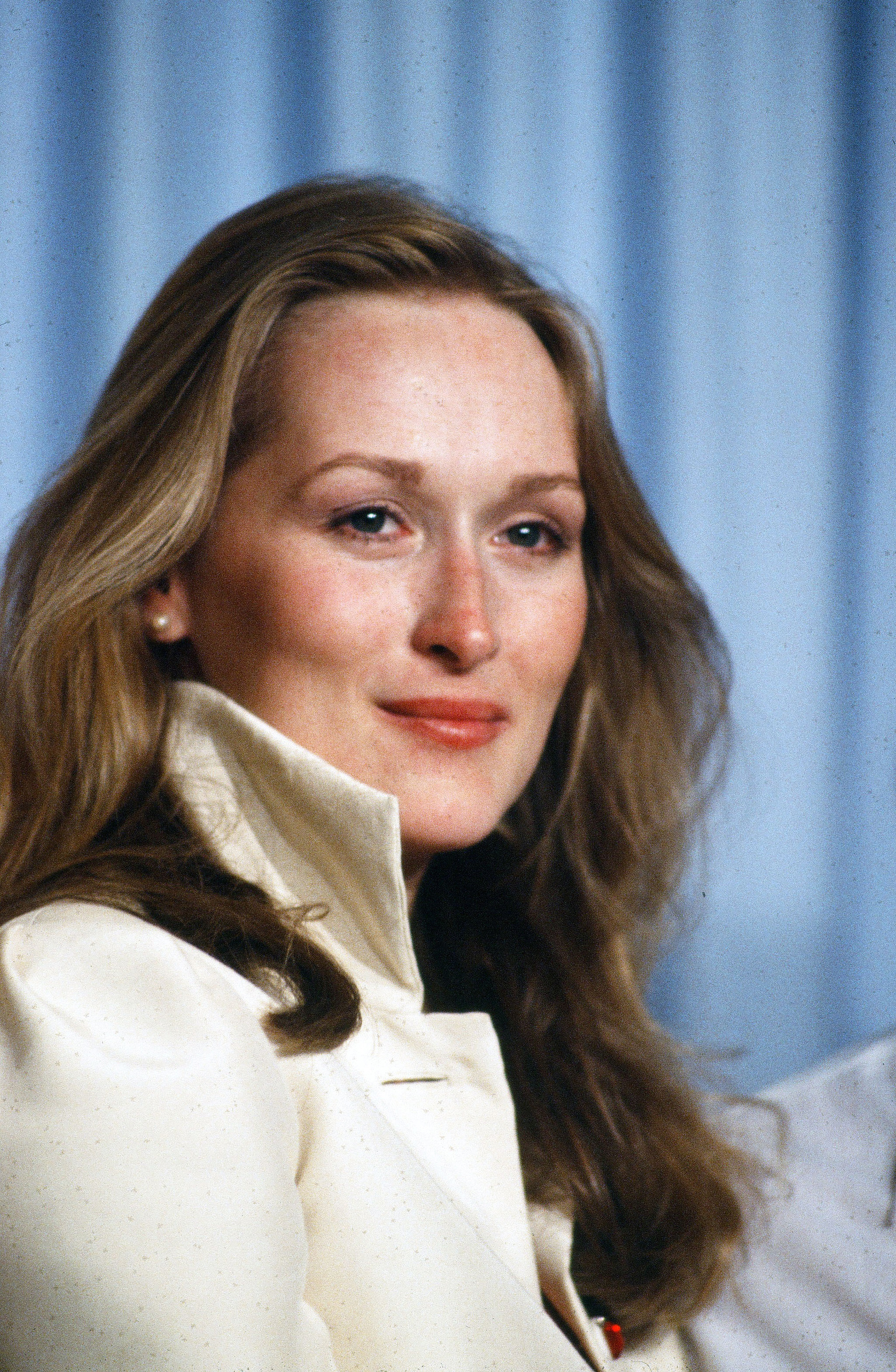 Meryl Streep poses backstage after winning "Best Supporting Actress" during the 52nd Academy Awards at Dorothy Chandler Pavilion in Los Angeles, California | Source: Getty Images