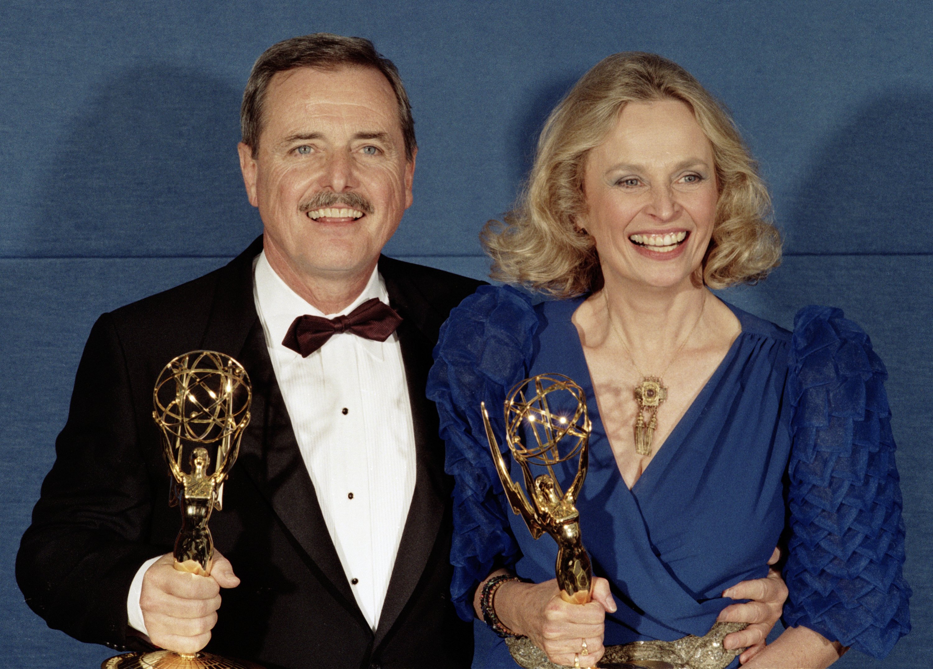 Actor William Daniels and his actress-wife Bonnie Bartlett celebrate their Emmy Awards backstage at the Emmy Awards show on September 21, 1986 in Pasadena, California. | Source: Getty Images