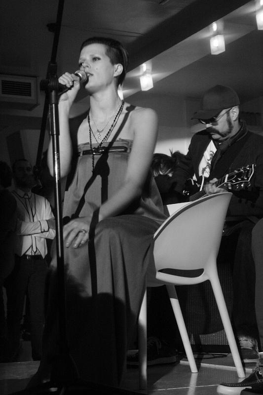 Bimba Bosé, modelo y cantante, disfrutaba cantar al público. | Foto: Flickr Bimba Bosé, modelo y cantante, disfrutaba cantar al público. | Foto: Flickr