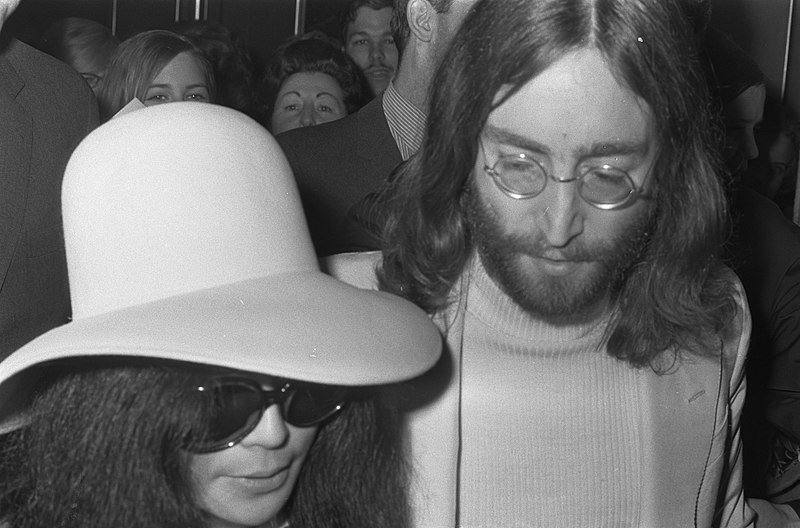 John Lennon and Yoko Ono at the Hilton Hotel. | Source: Wikimedia Commons