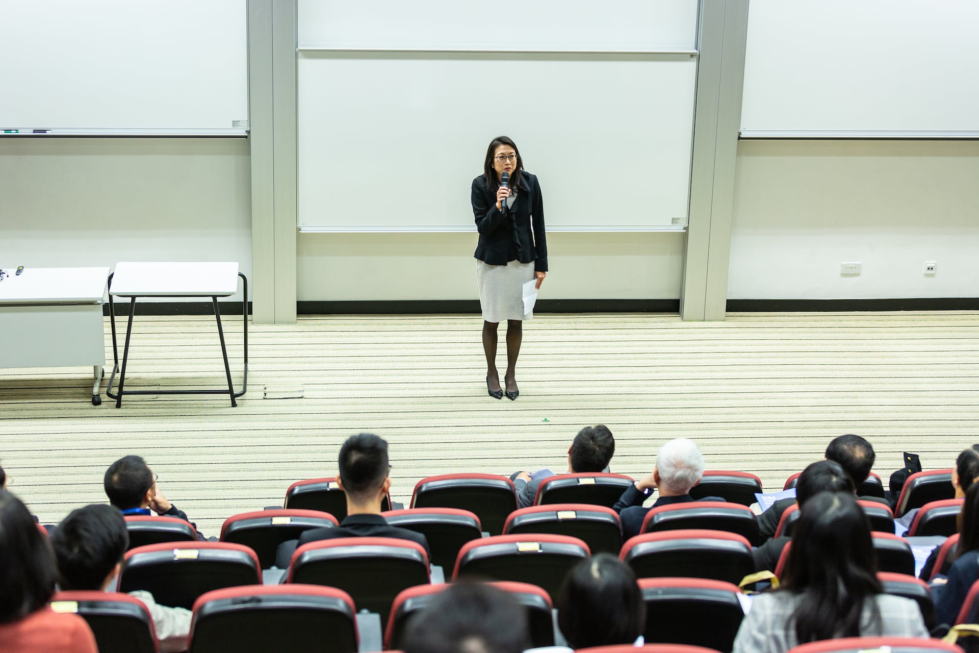 Woman giving a lecture. | Source: Pexels