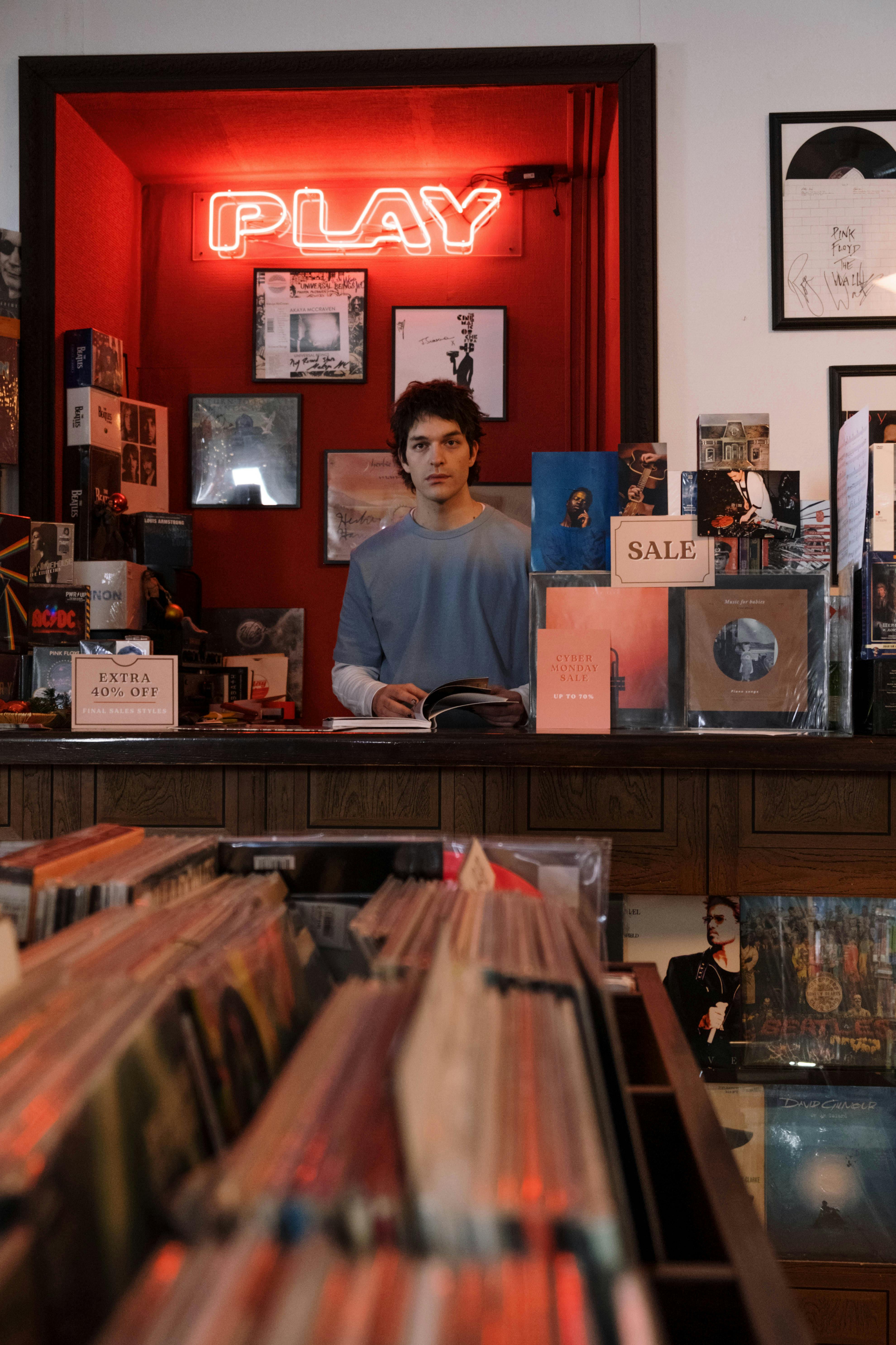 A shopkeeper | Source: Pexels