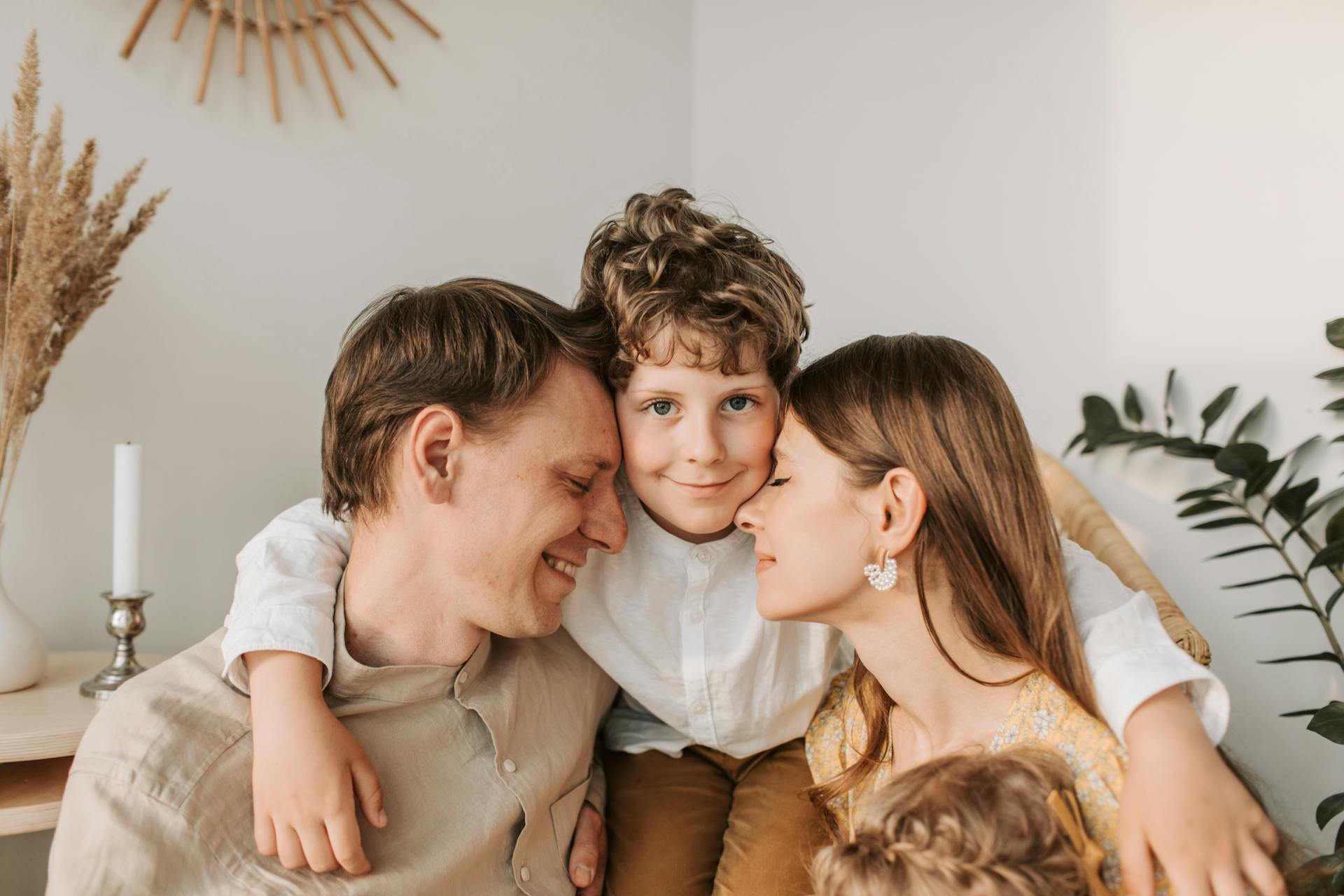 A couple with their son in the middle | Source: Pexels