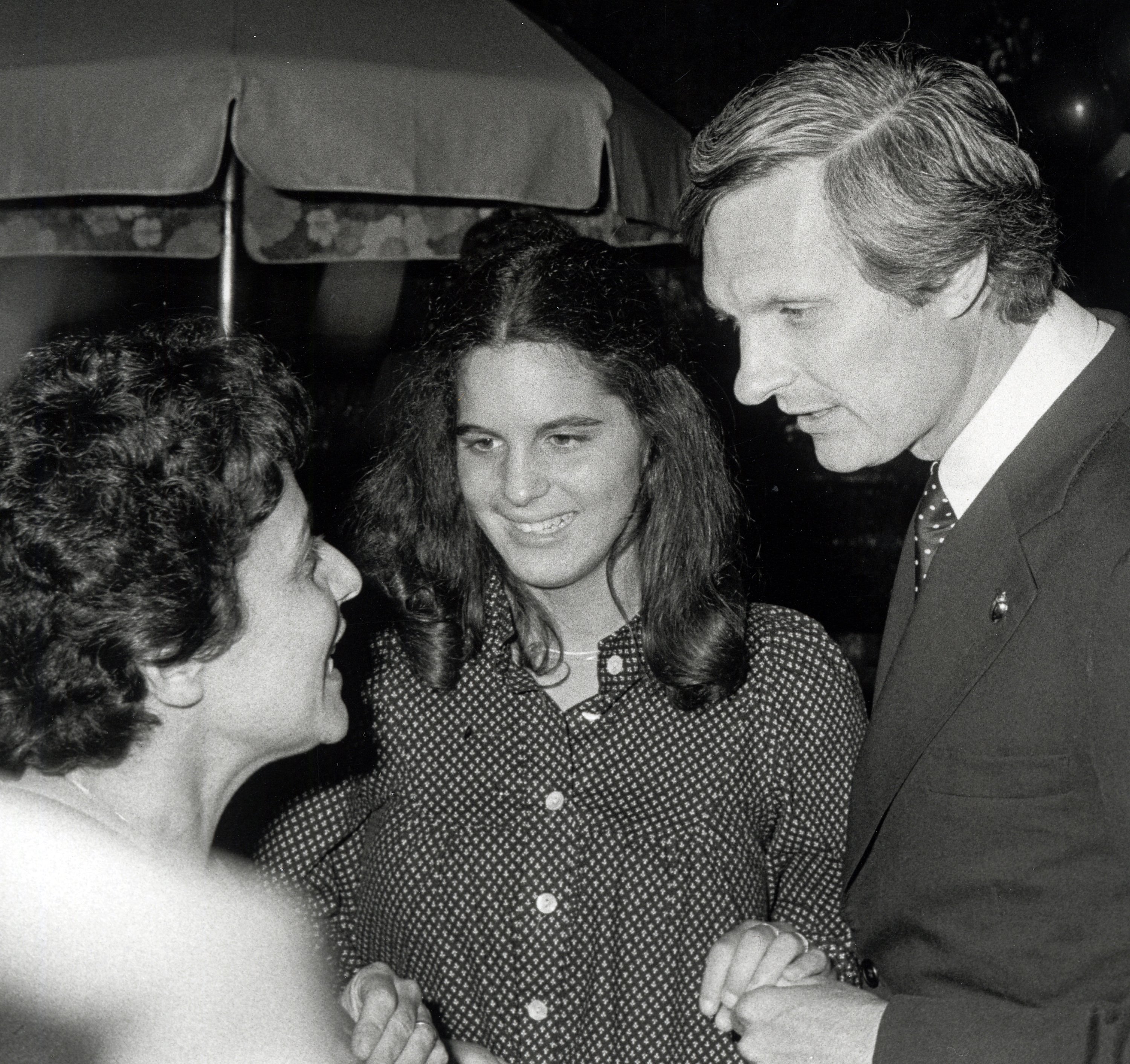 Arlene, Elizabeth, and Alan Alda during "The Seduction of Joe Tynan" New York City premiere party in New York City, New York, on August 15, 1979 | Source: Getty Images