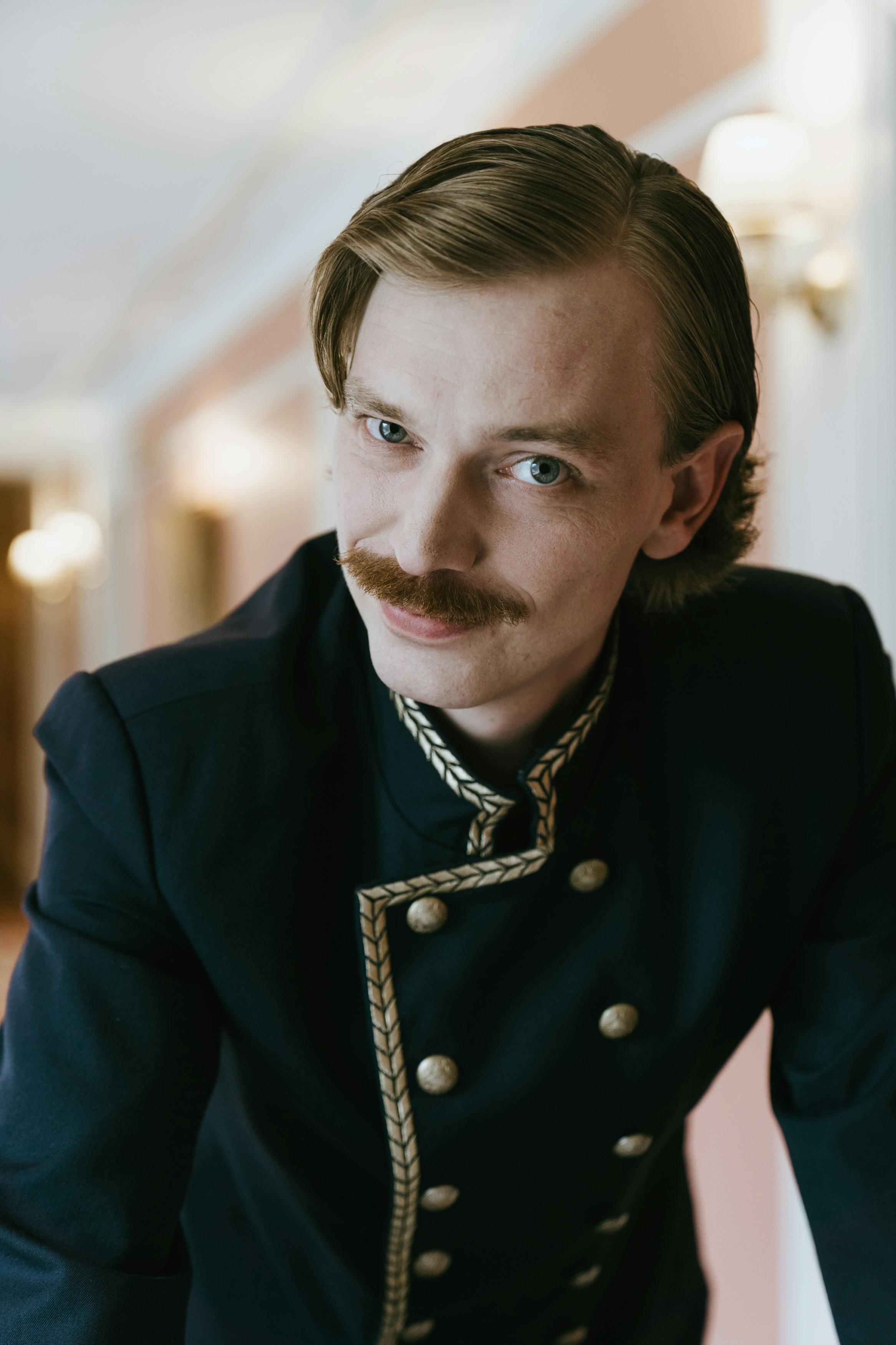 A smug hotel clerk | Source: Pexels