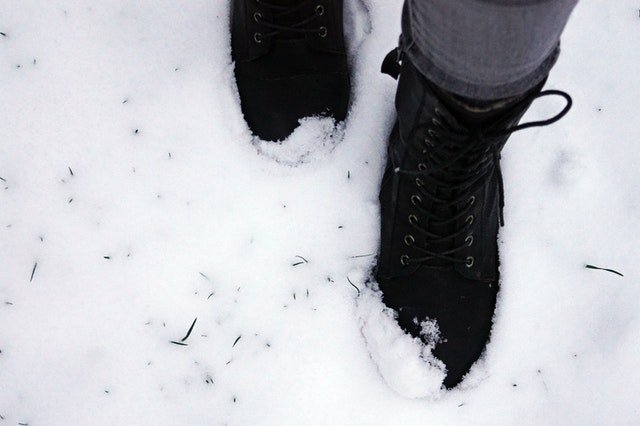 Les pieds d'une jeune femme en hiver | Photo : Pexels.