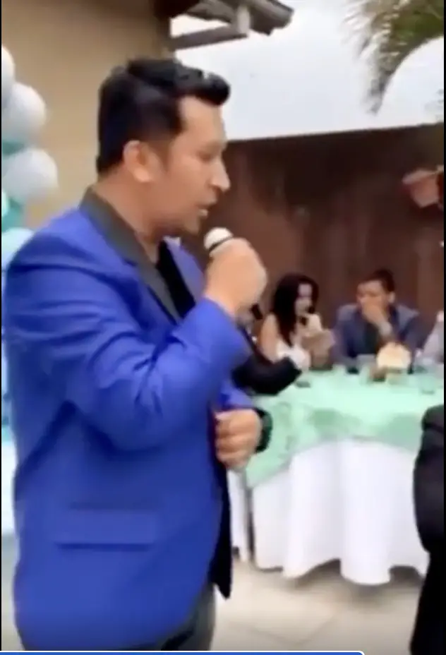 The husband is pictured holding the microphone and addressing the guests at the baby shower | Source: reddit.com/r/trashy