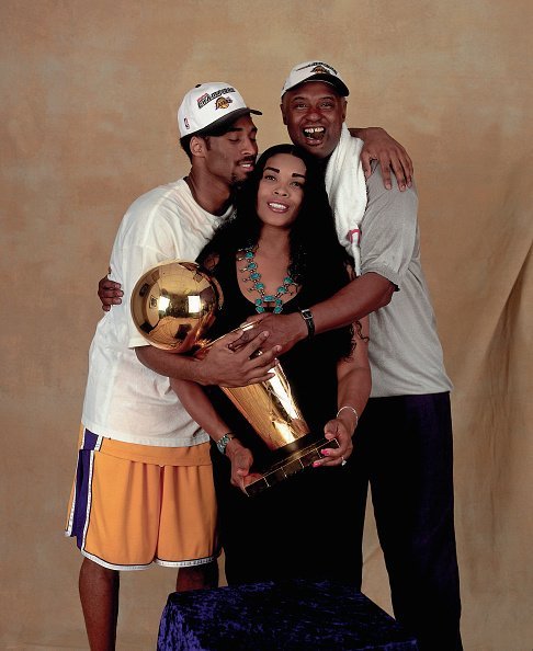 Kobe Bryant #8 of the Los Angeles Lakers poses for a photo with his parents after winning the NBA Championship on June 19, 2000 at the Staples Center in Los Angeles | Photo: Getty Images