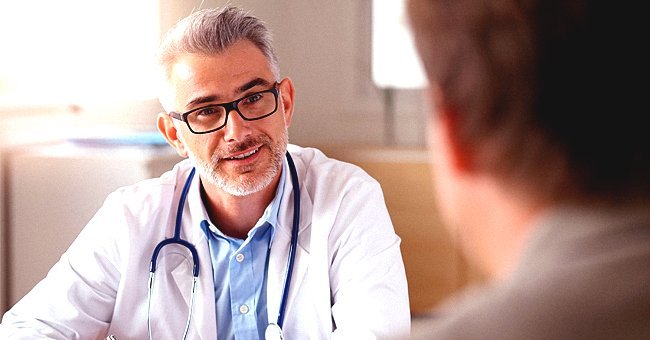 A doctor talking to his patient in a clinic | Photo: Shutterstock