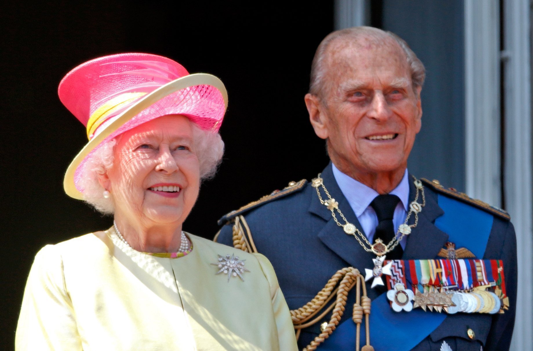 La reina Isabel II y el príncipe Felipe asisten al 75 aniversario de la batalla de Gran Bretaña el 10 de julio de 2015, en Londres, Inglaterra. | Foto: Getty Images.