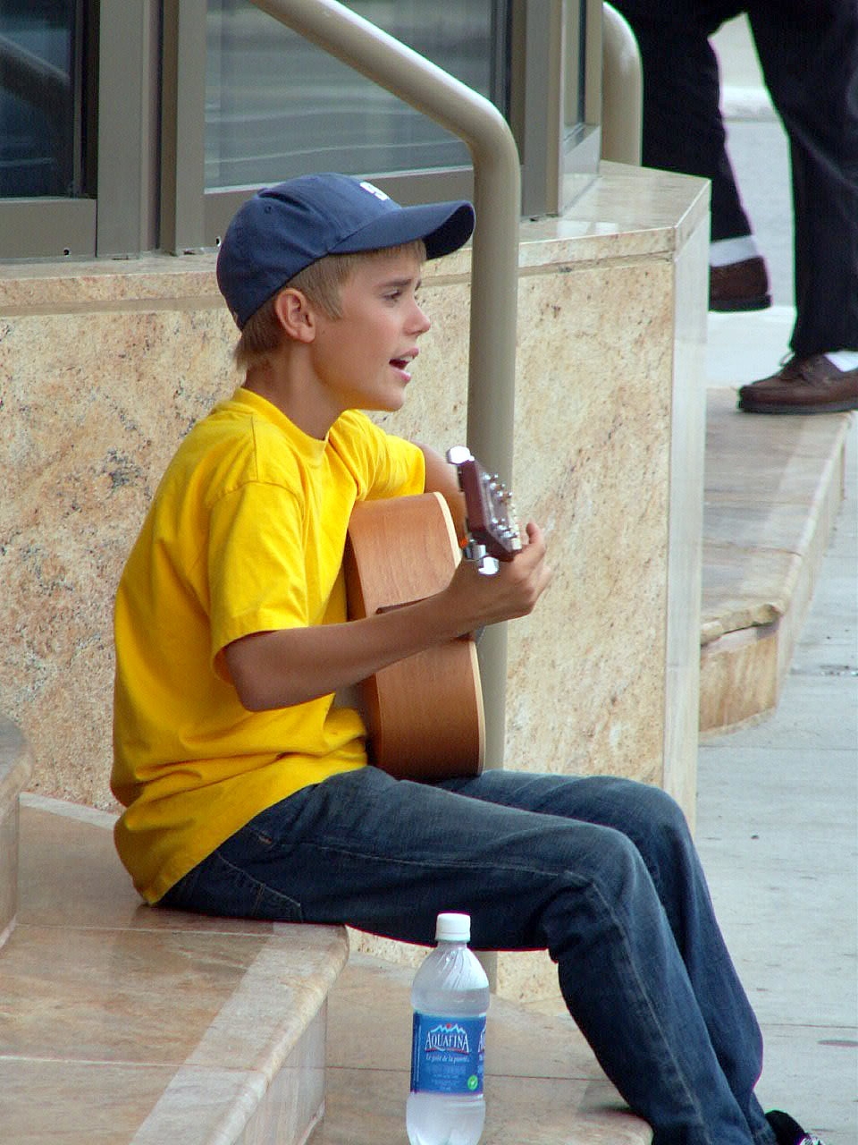 The boy performing on the street in Stratford, Canada, on August 20, 2007 | Source: Getty Images