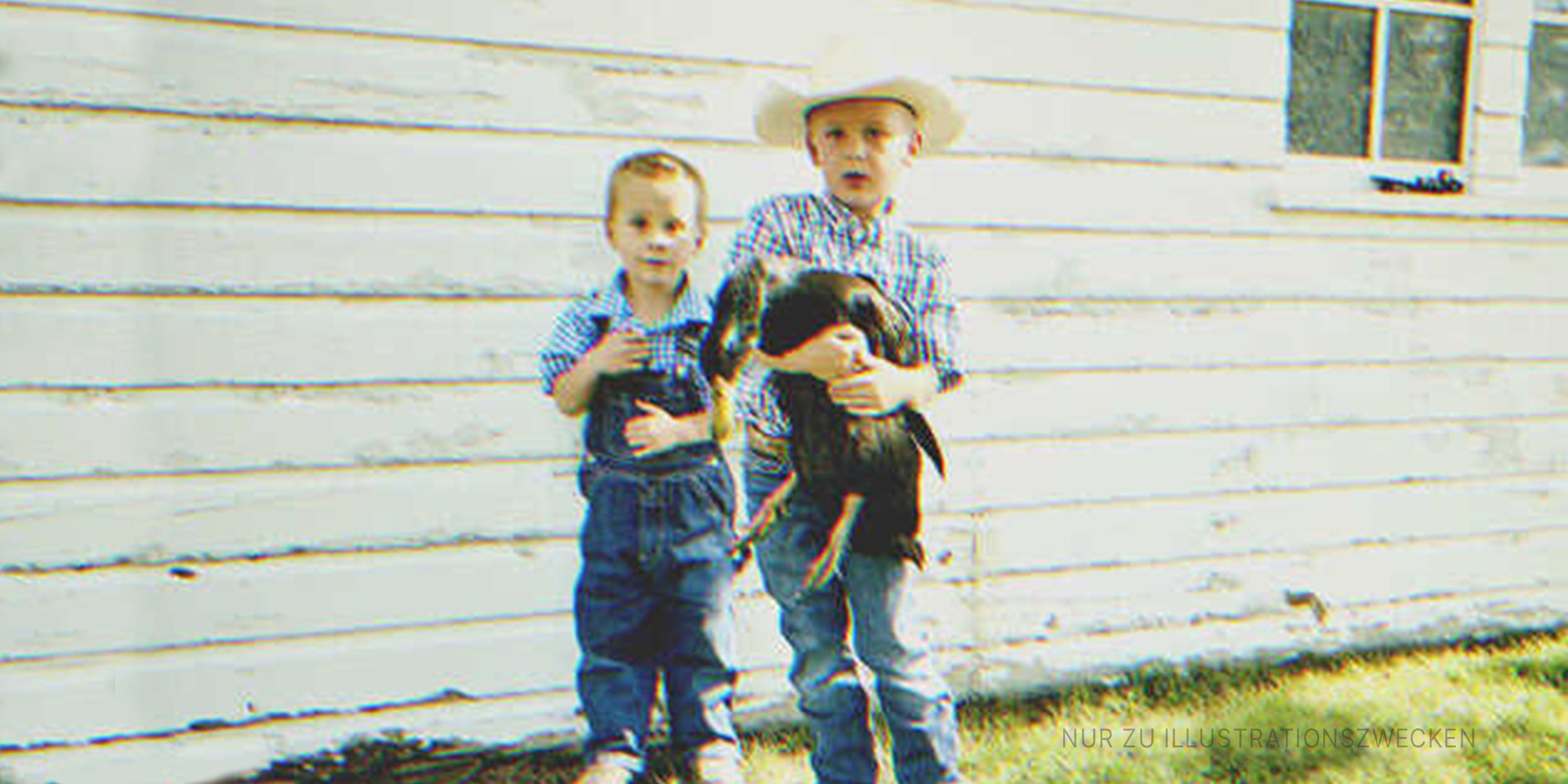 Zwei kleine Jungen auf einem Bauernhof | Quelle: Getty Images