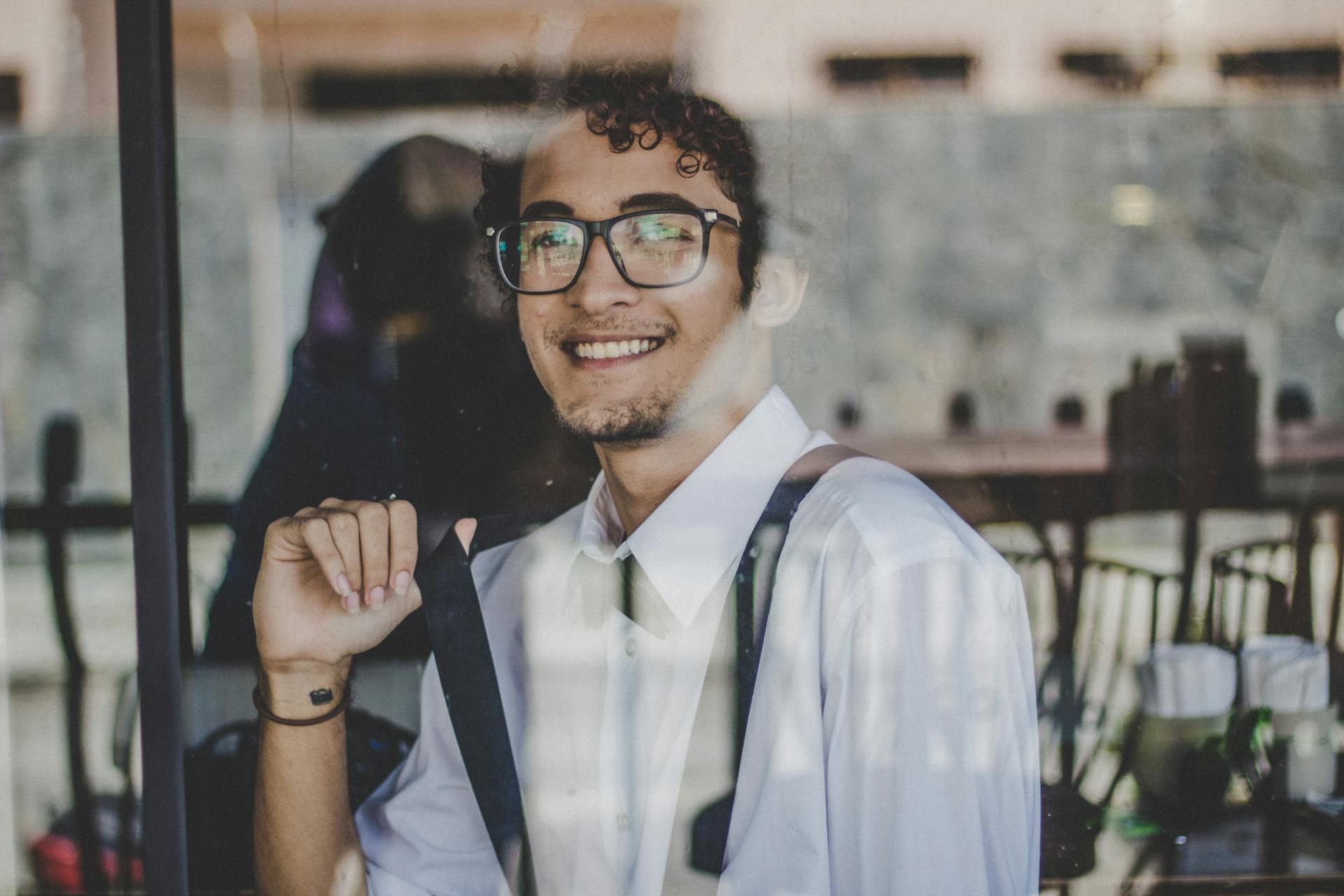 Un hombre sonriente | Fuente: Pexels