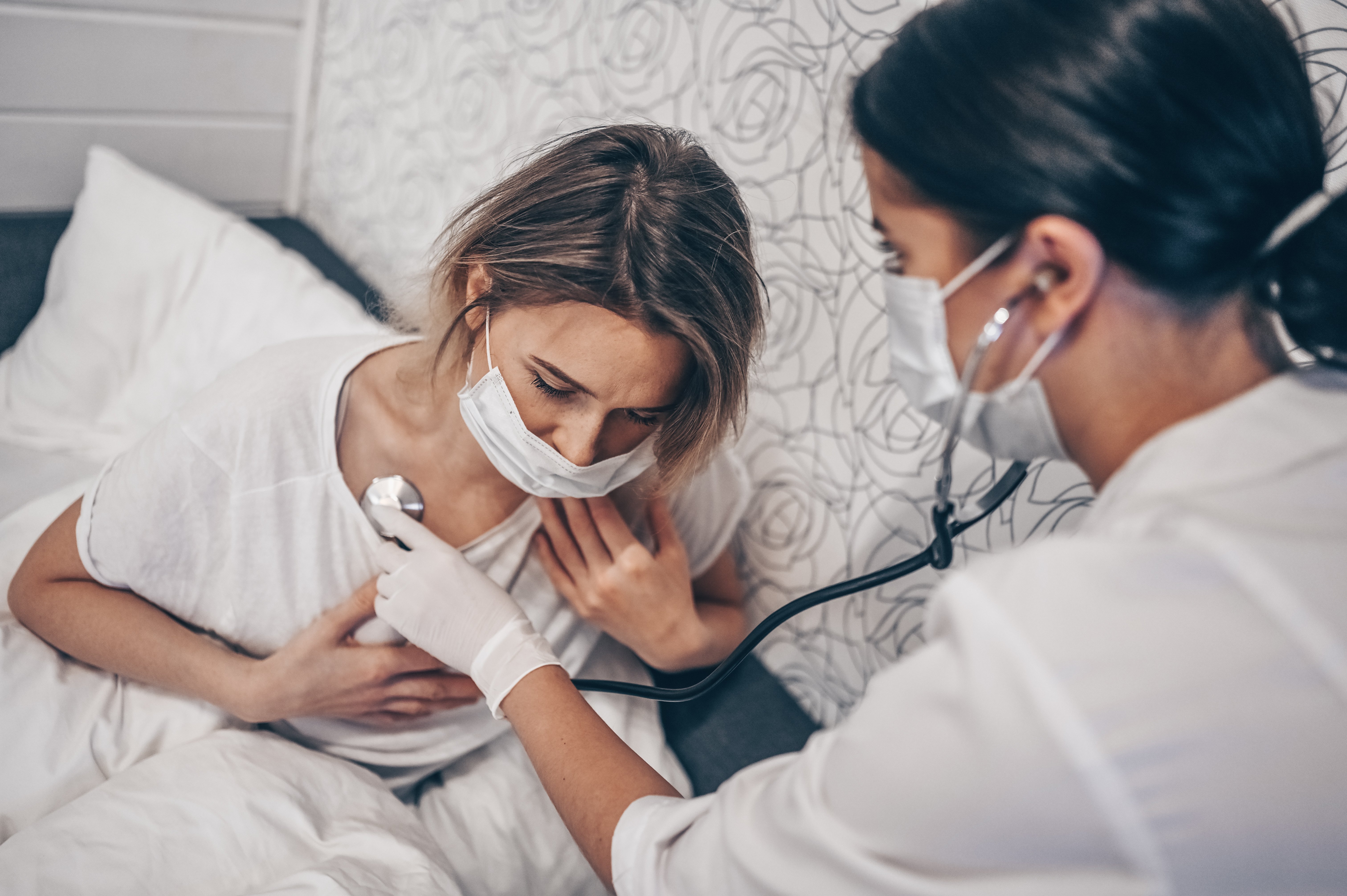 Une infirmière malade et un médecin. | Photo : Shutterstock