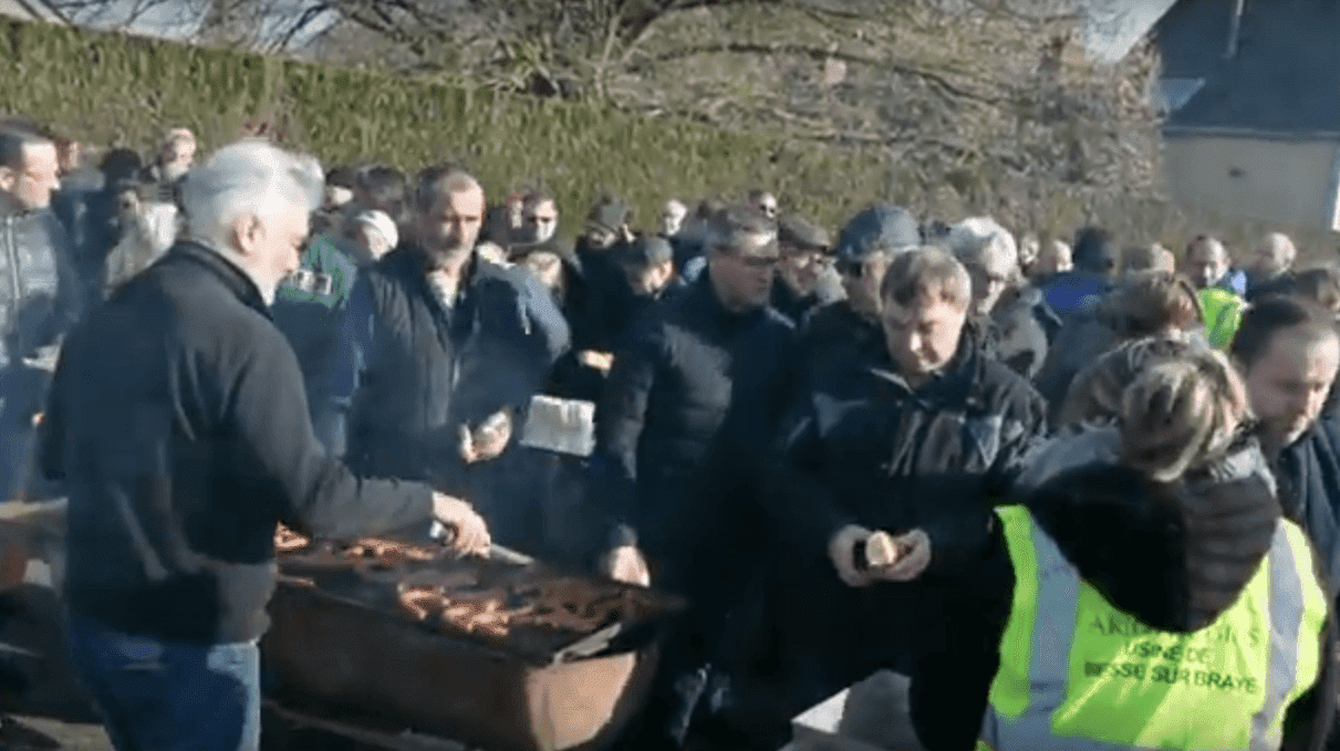 Rassemblement devant l'usine Arjowiggins. | Youtube/Le Petit Courrier L'Echo de la Vallée du Loir Rassemblement devant l'usine Arjowiggins. | Youtube/Le Petit Courrier L'Echo de la Vallée du Loir