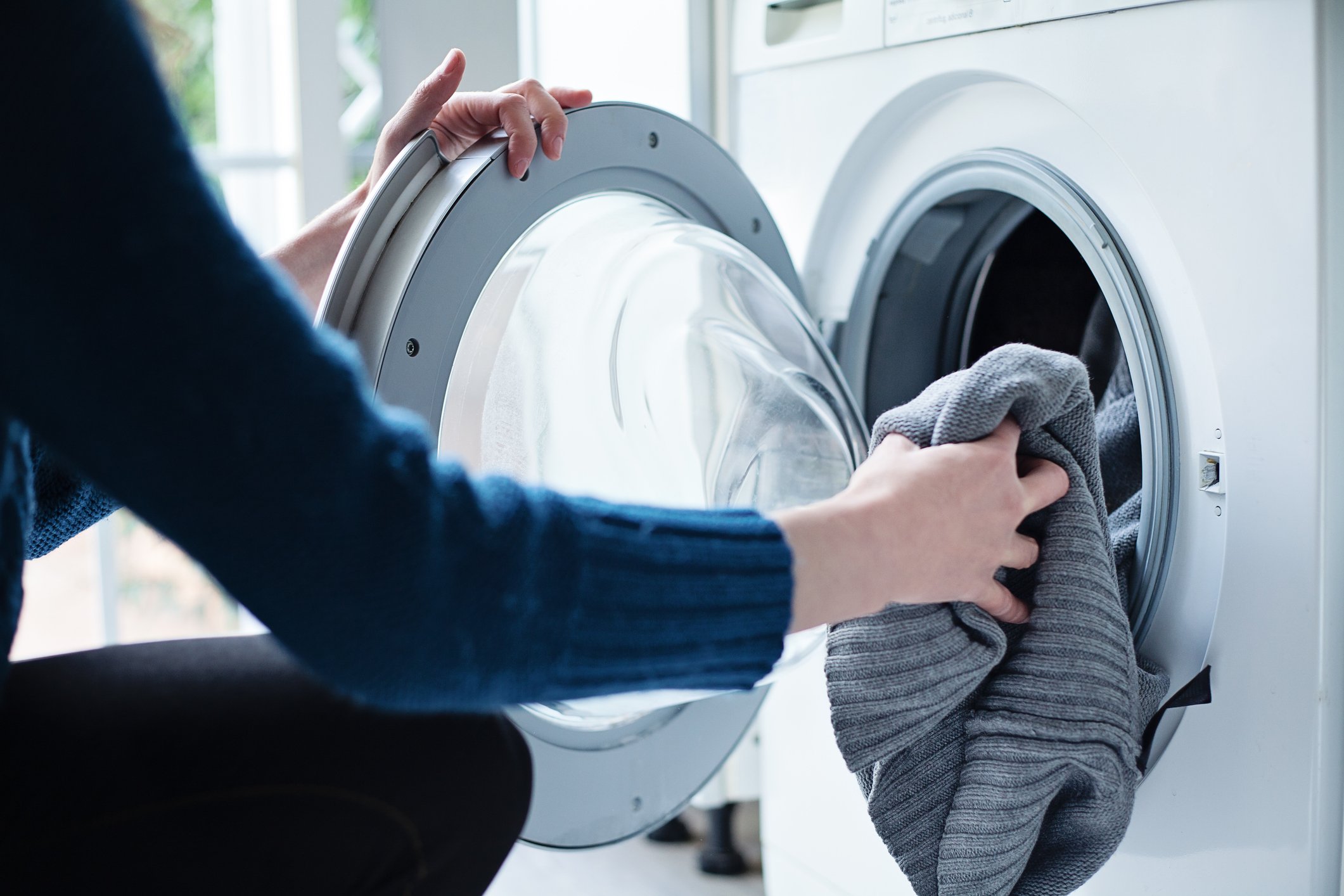 Frau, die Waschmaschine lädt. I Quelle: Getty Images