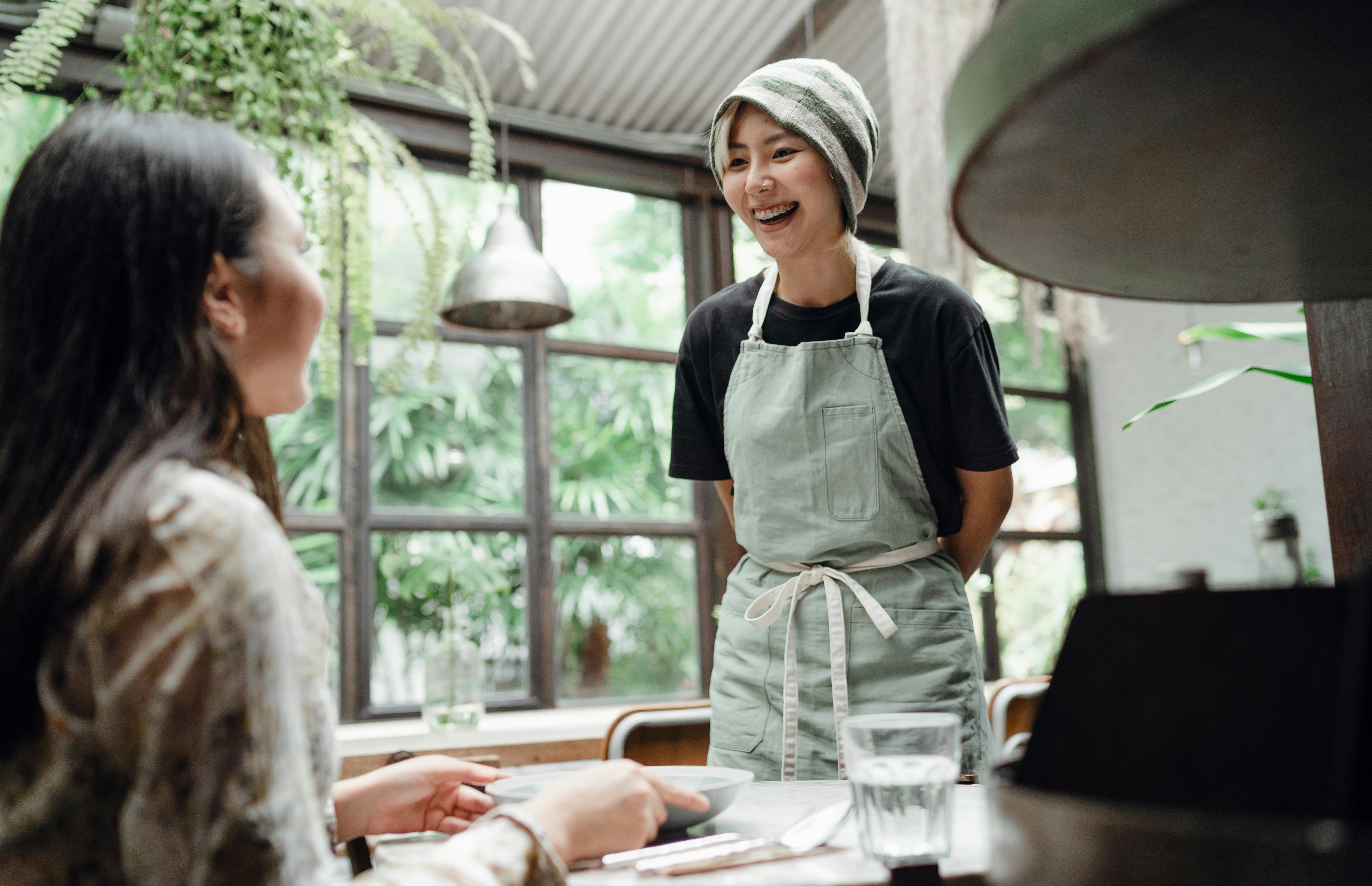 A waitress laughing | Source: Pexels
