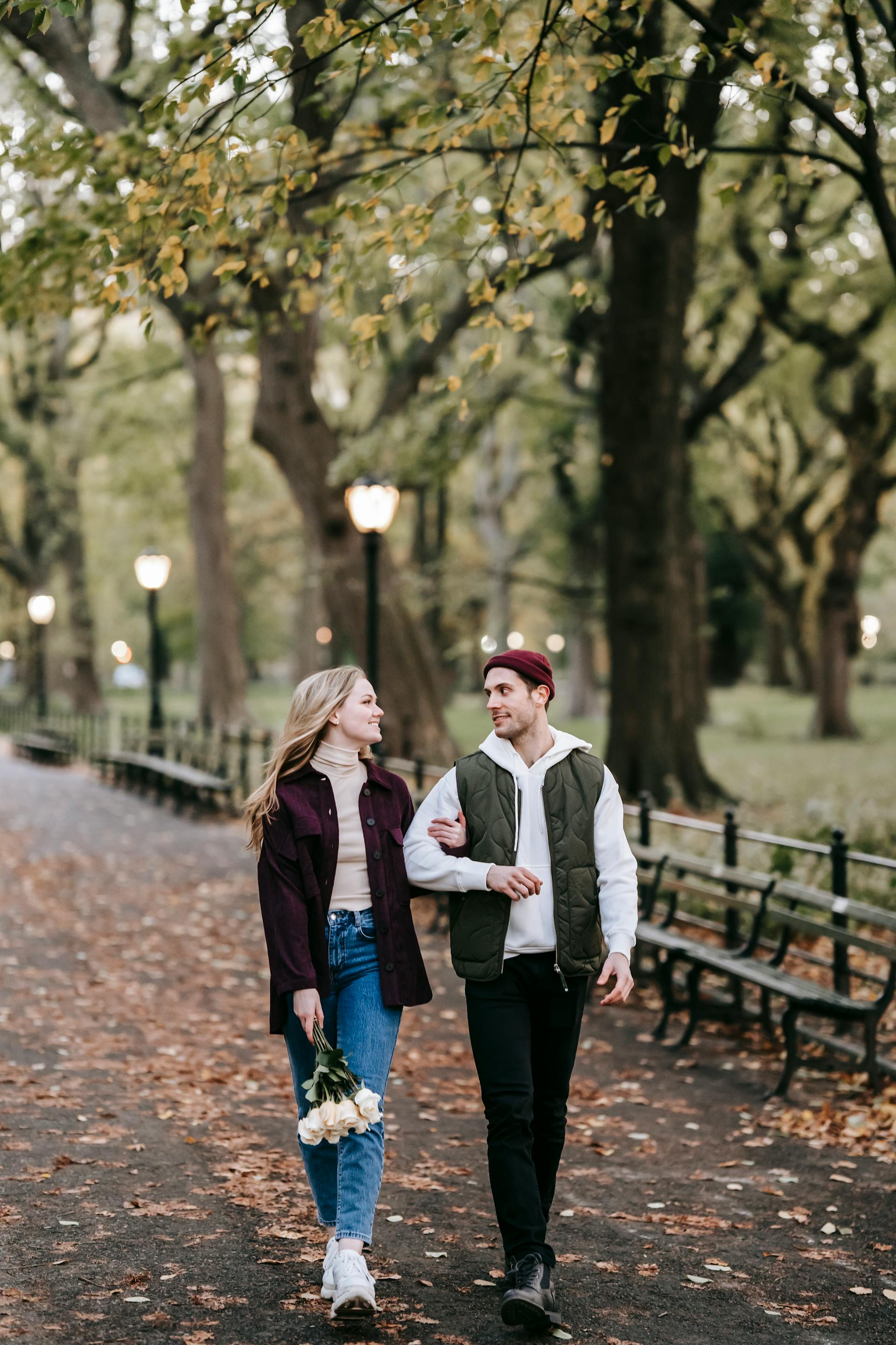 A couple taking a walk | Source: Pexels