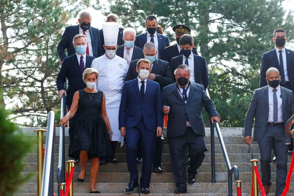 Le président français Emmanuel Macron arrive au Salon international de la restauration, de l'hôtellerie. | Photo : Getty Images