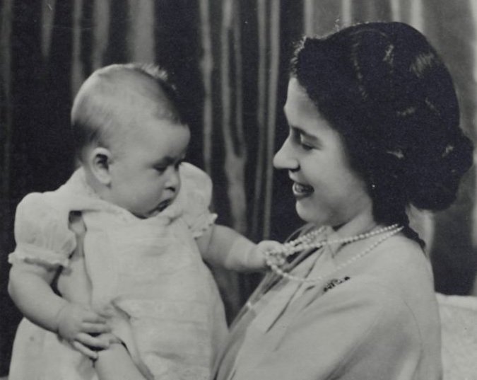 La princesa Elizabeth y el príncipe Charles, 1948. | Foto: Getty Images