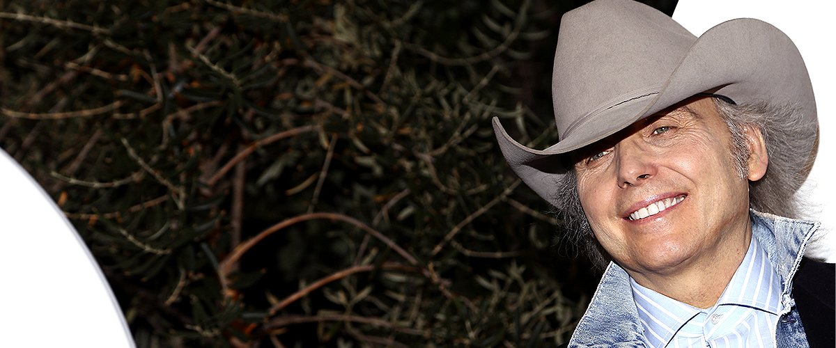 Dwight Yoakam poses before his performance for SiriusXM in the Hamptons at the Stephen Talkhouse: Performance Airs Live On SiriusXM on August 30, 2017 | Photo: Getty Images