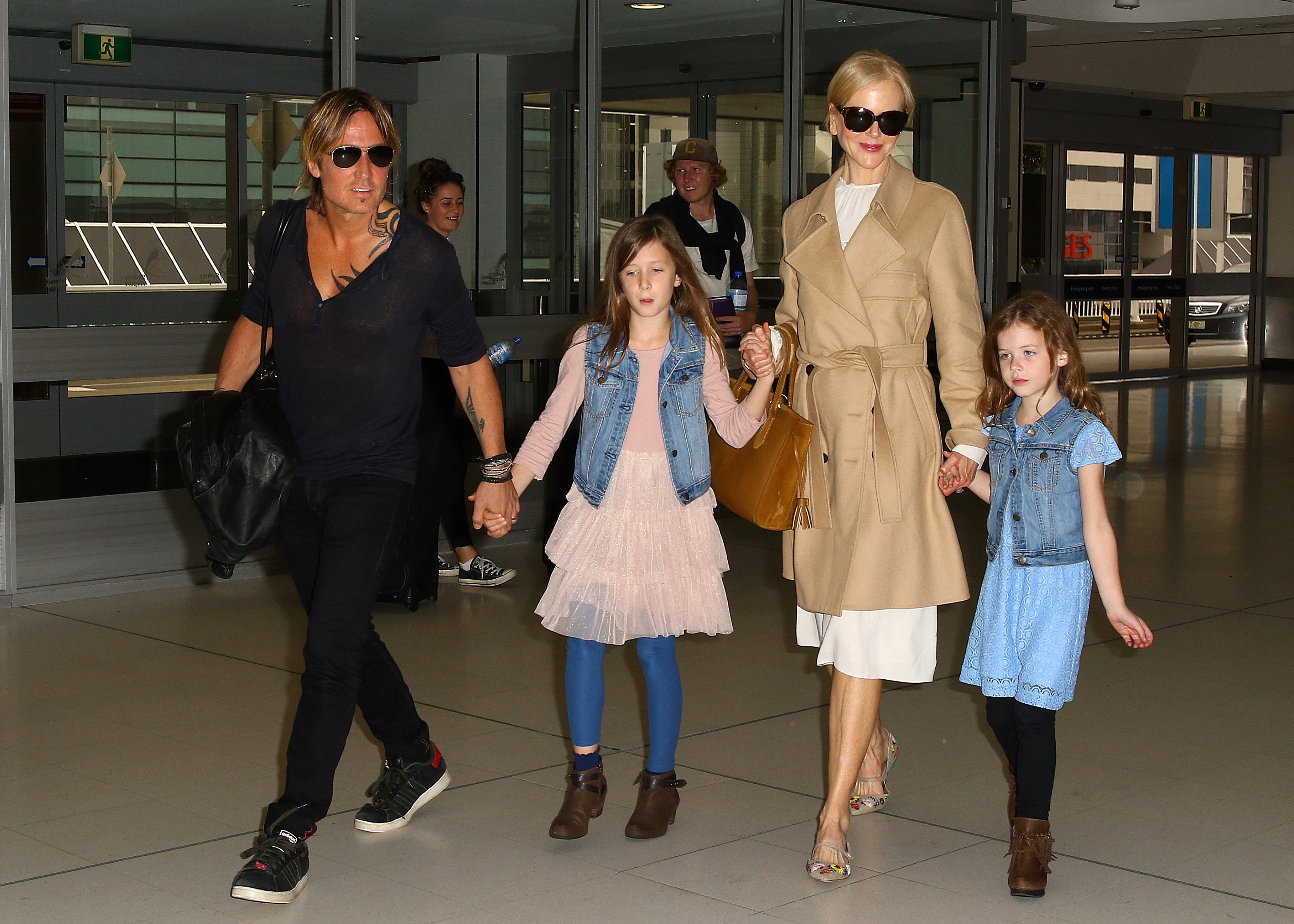 Nicole Kidman y Keith Urban con sus hijas Faith Margaret y Sunday Rose en el aeropuerto de Sydney, el 28 de marzo de 2017 en Sydney, Australia. | Foto: Getty Images