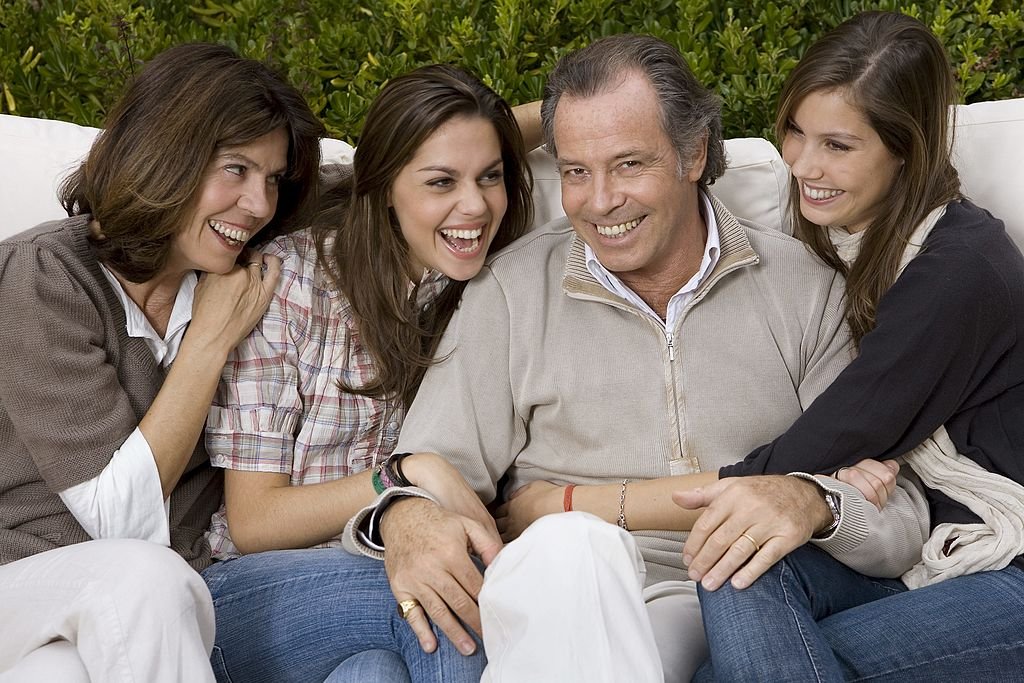 Michel Leeb, sa femme Béatrice et leurs filles Elsa et Fanny devant leur maison du Luberon. l Source : Getty Images