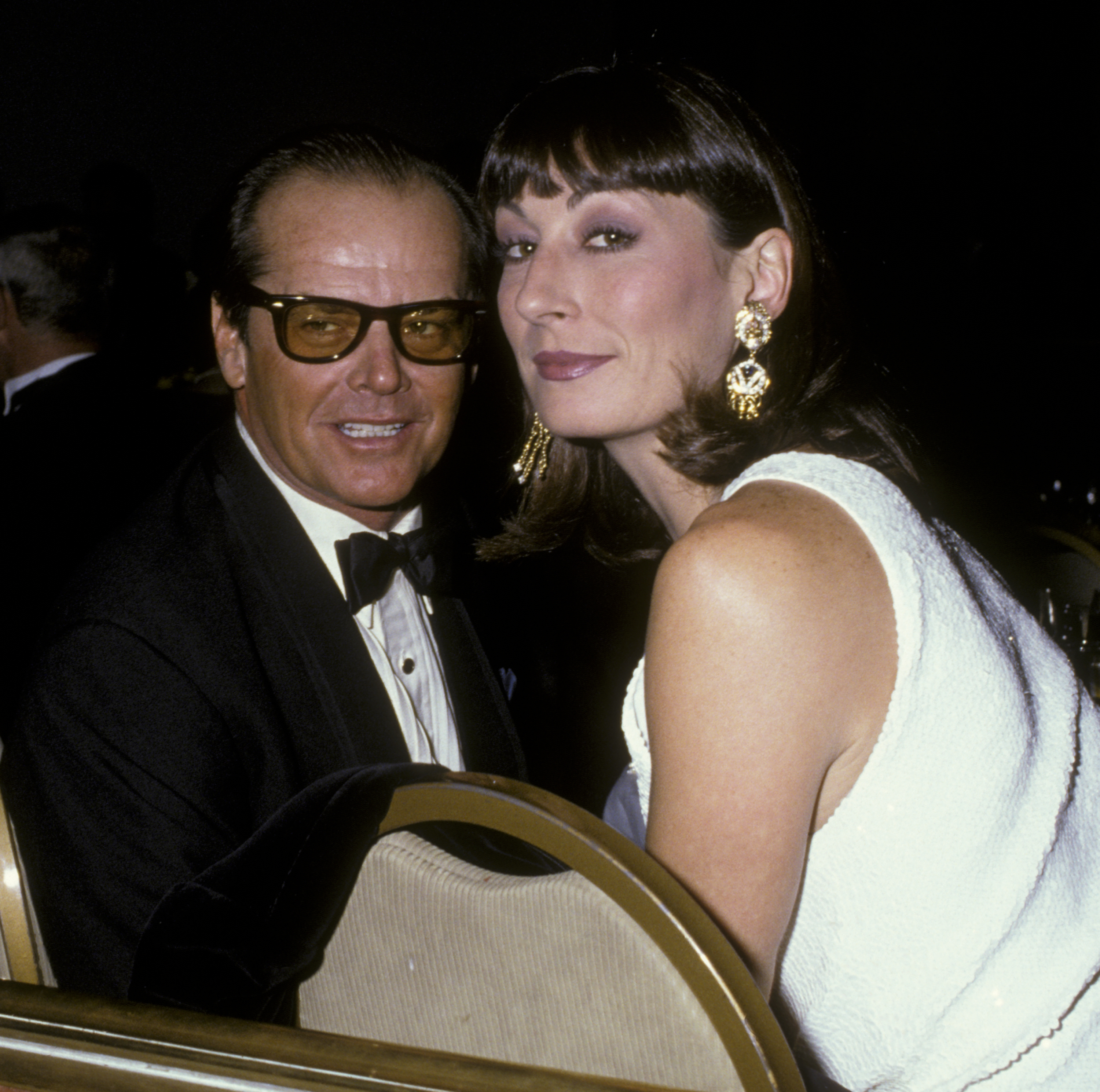 Actor Jack Nicholson and Anjelica Huston attend the 38th Annual Directors' Guild of America Awards on March 8, 1986 at the Beverly Hilton Hotel in Beverly Hills, California.  |  Source: Getty Images