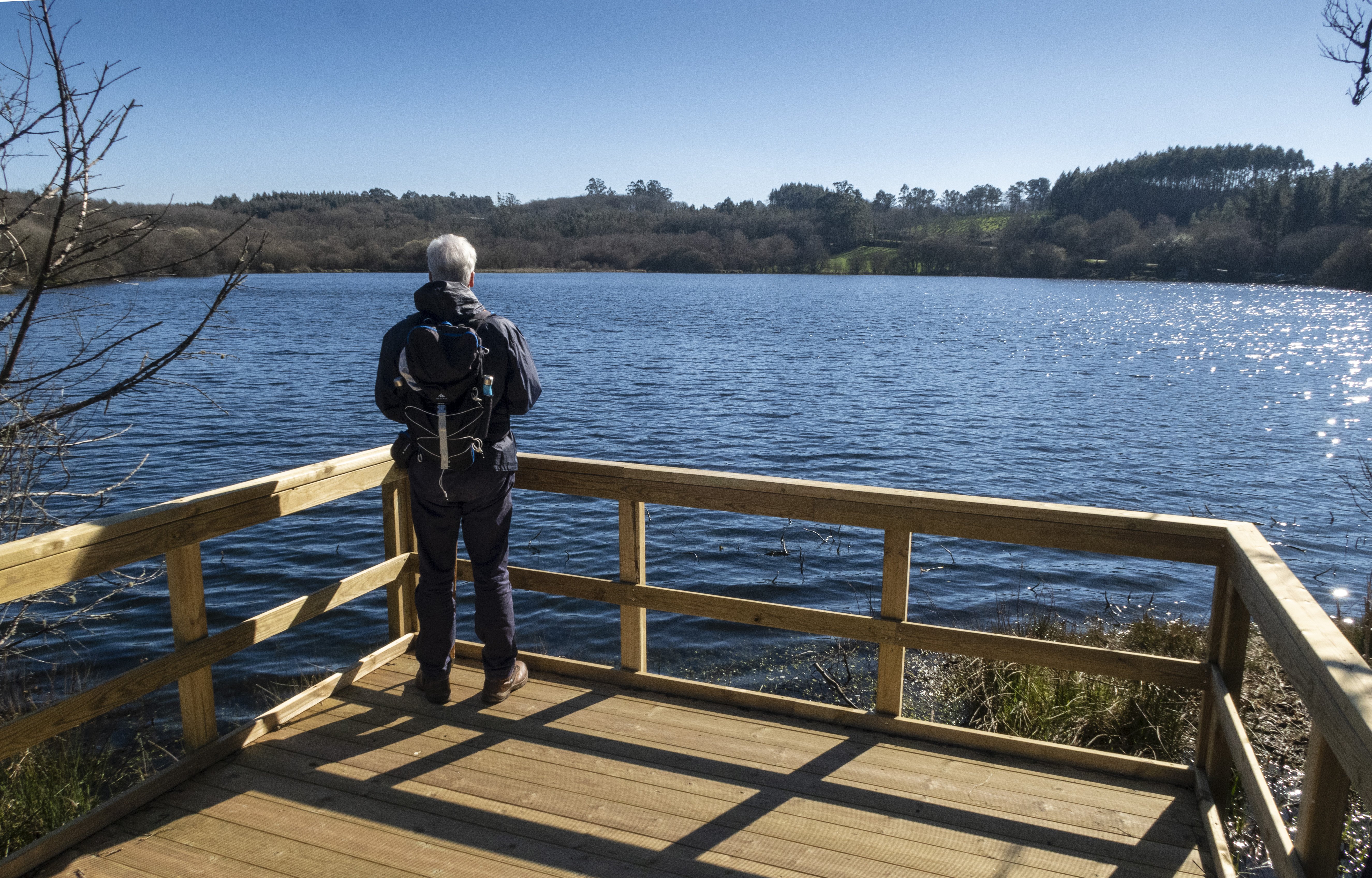 Un homme qui reflechi devant un paysage. | Photo : Getty images
