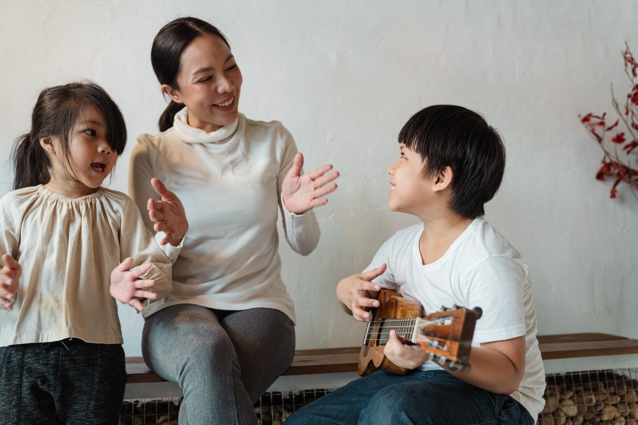 Madre e hijos cantando. | Foto: Pexels