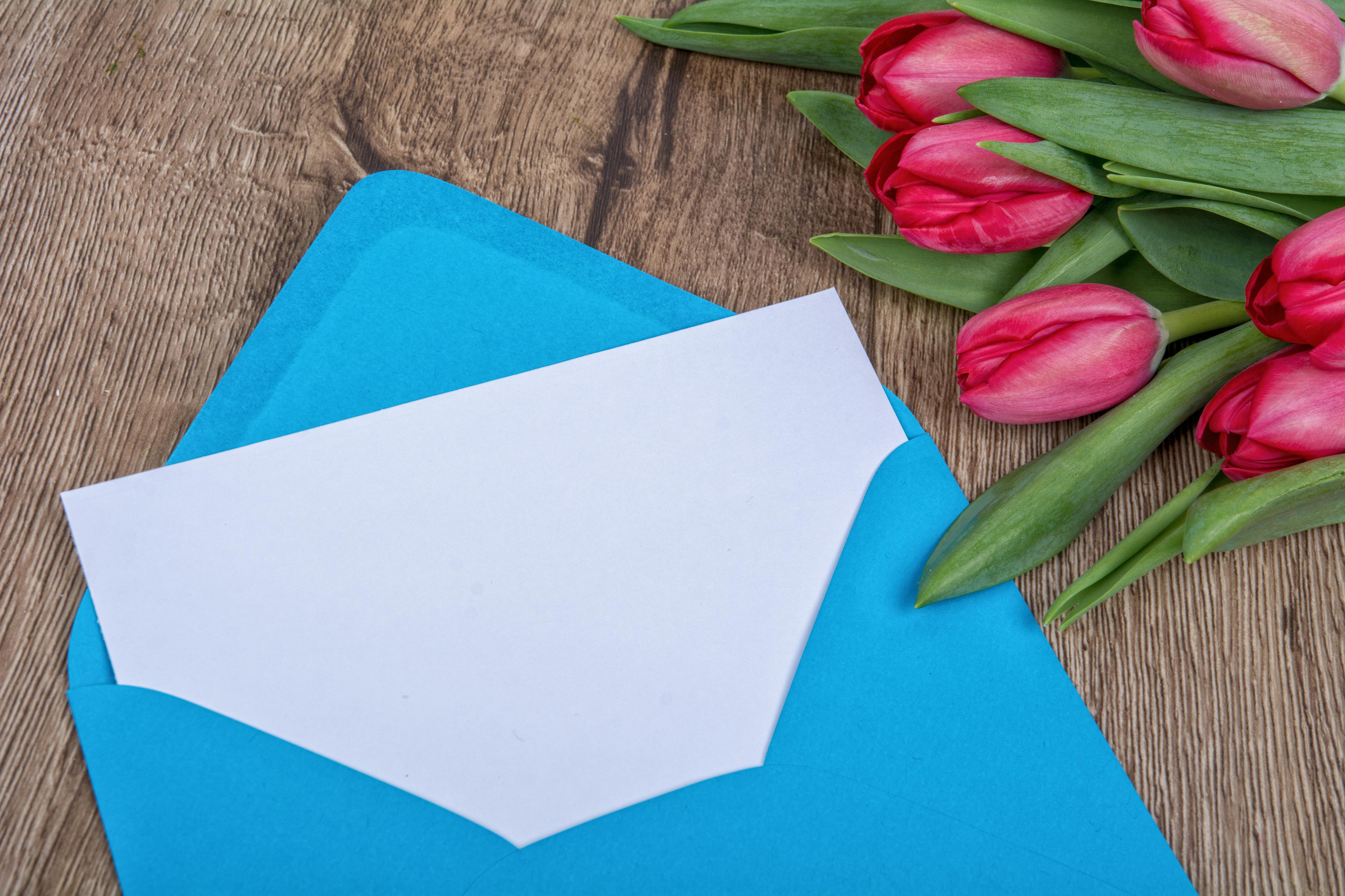 Flowers with a note | Source: Pexels