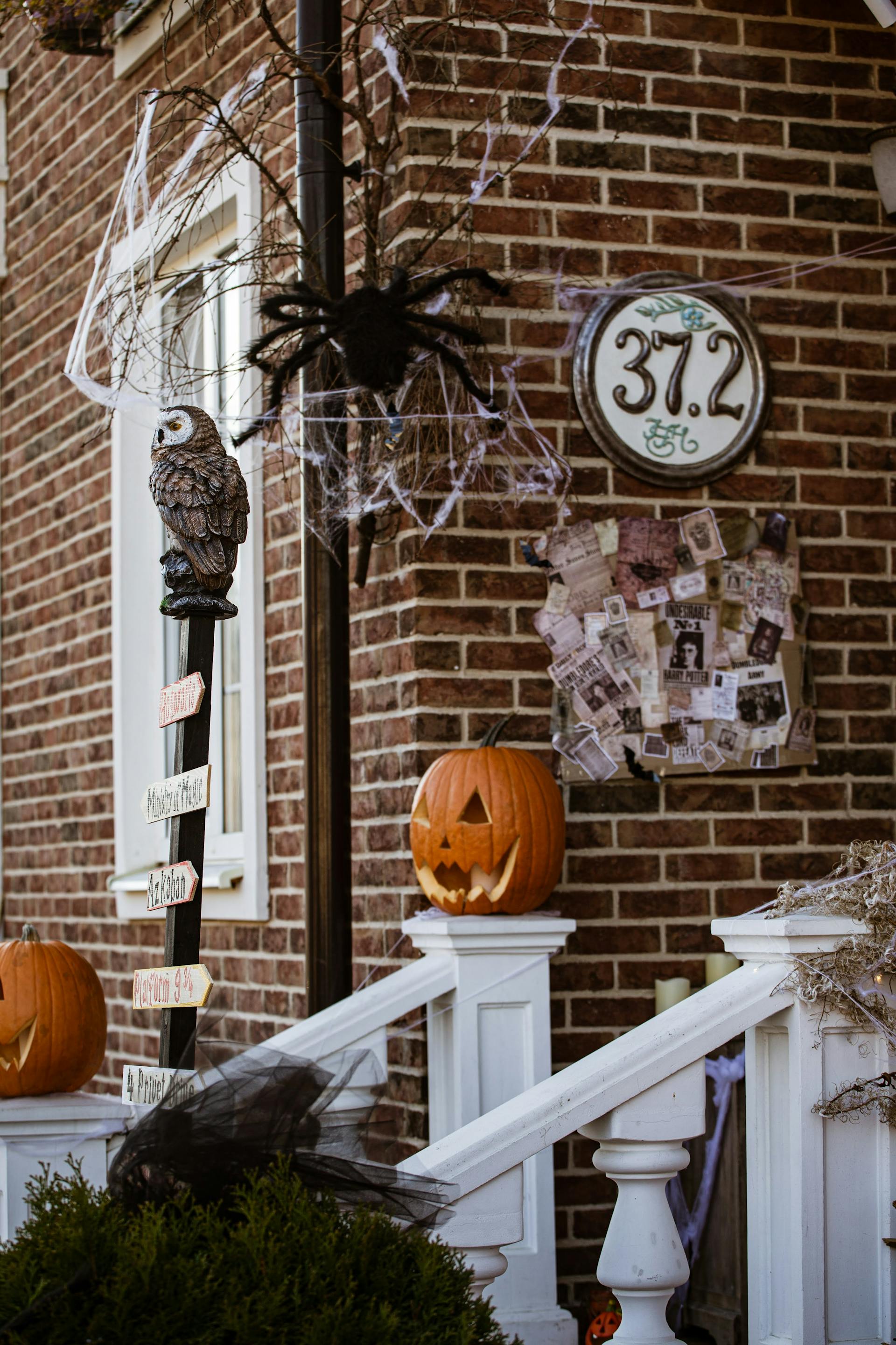 Halloween decor outside a house | Source: Pexels